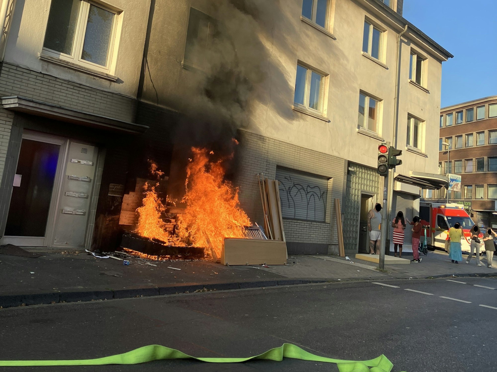 In Mülheim an der Ruhr brannte Unrat vor einem Wohnhaus in der Sandstraße.