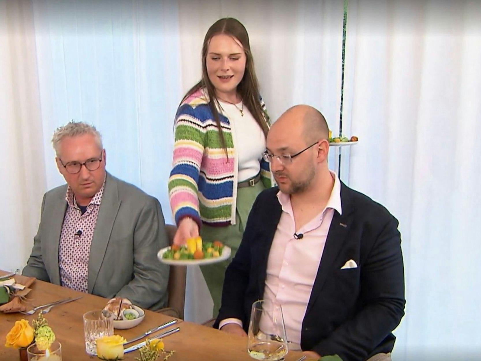 Axel (links) und Steffen sind „entsetzt“ von Caros Anrichte-Talent. (Bild: RTL)
