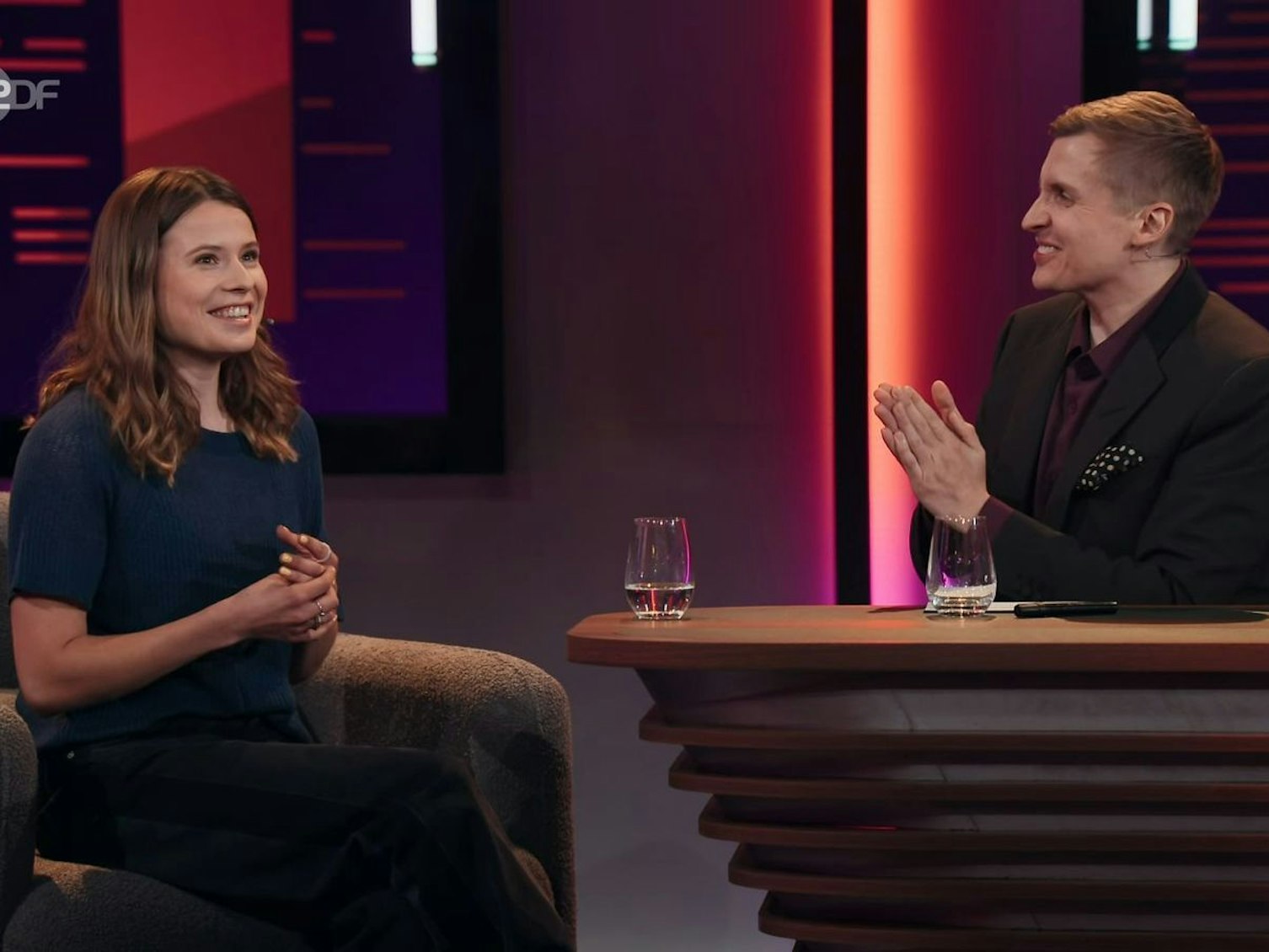 Mit ihrer skurrilen Anekdote belustigte Luisa Neubauer Till Reiners und dessen Publikum. (Bild: ZDF)