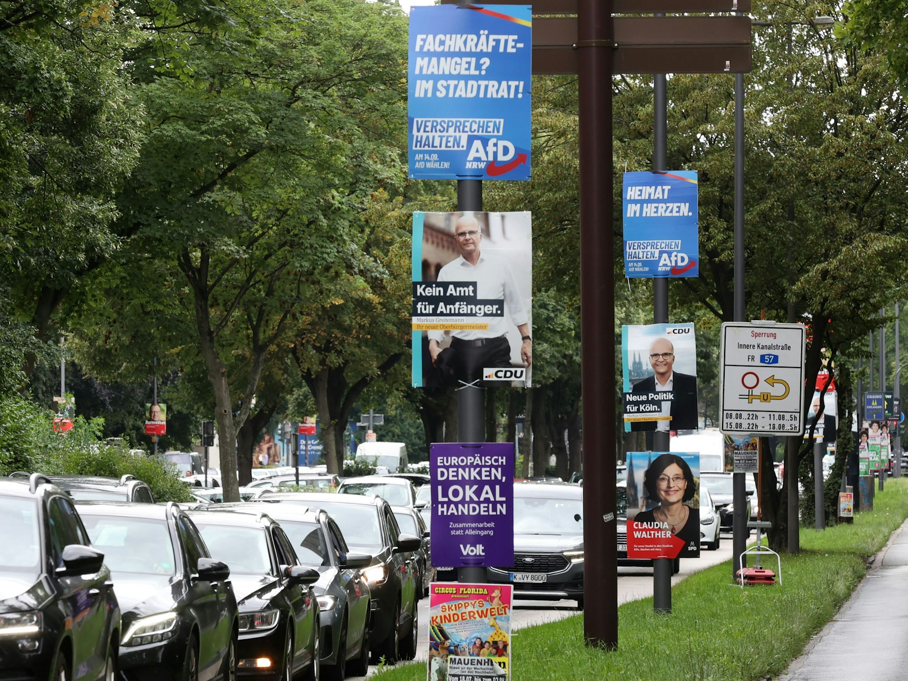 Kommunalwahl 2025: Im Stadtbild sind dutzende Wahlplakate zu sehen.