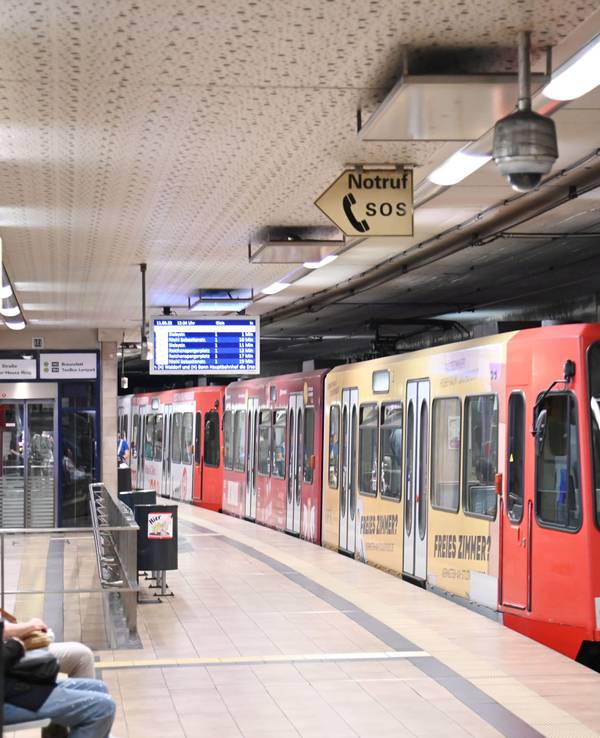 Blick in den U-Bahnhof Ebertplatz mit der Linie 16.