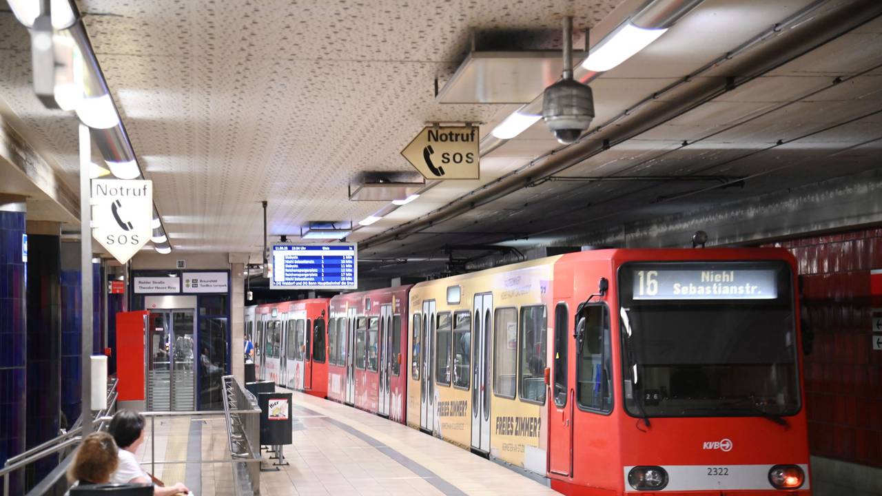 Blick in den U-Bahnhof Ebertplatz mit der Linie 16.