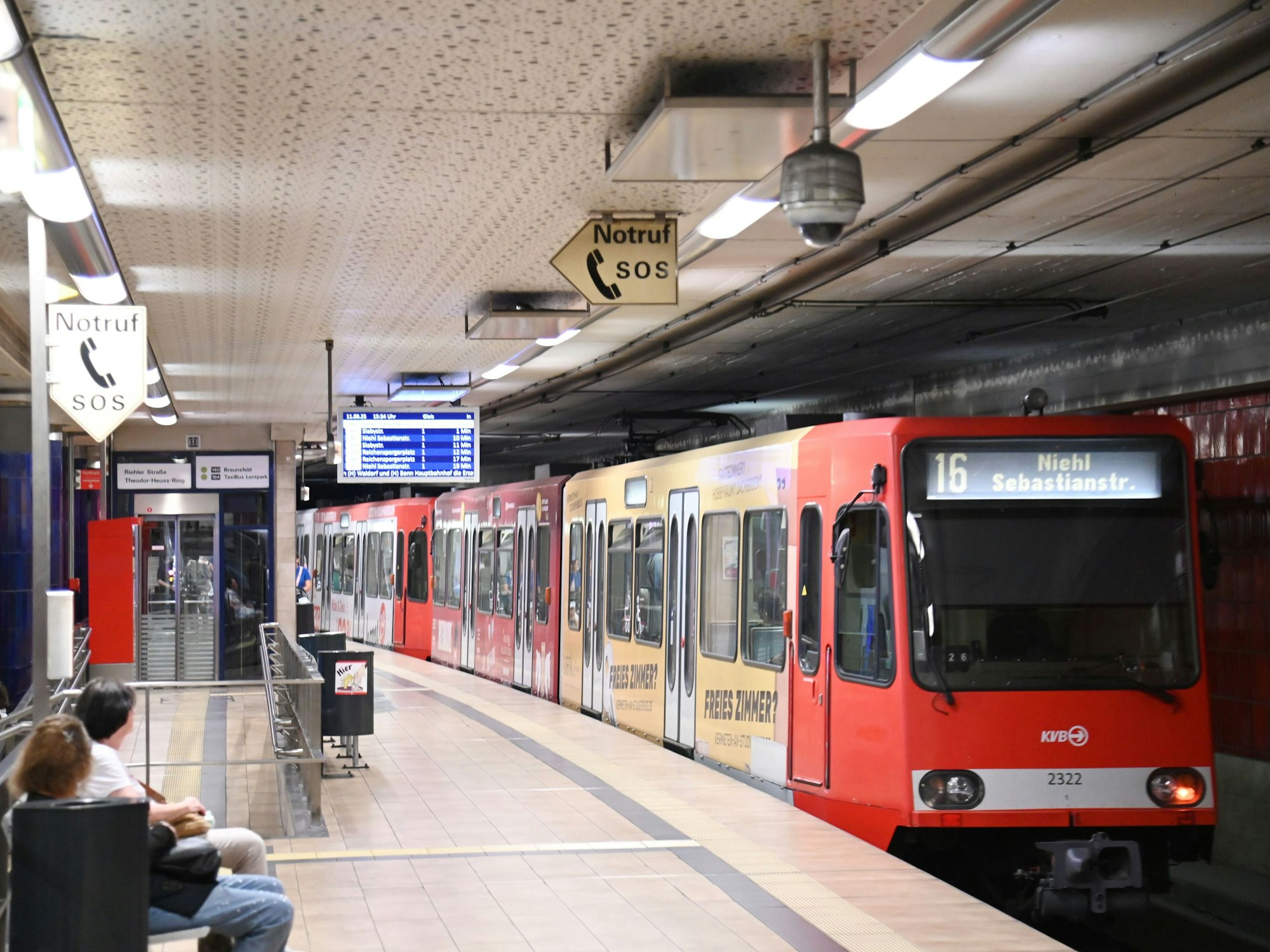 Blick in den U-Bahnhof Ebertplatz mit der Linie 16.