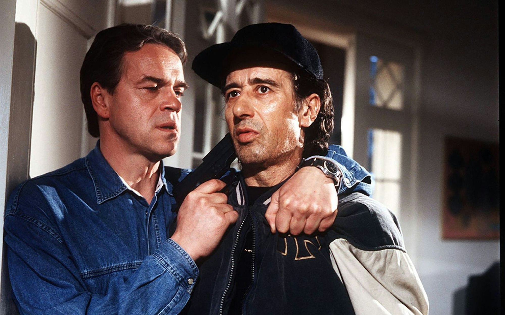 In „Wolffs Revier“ spielte Jürgen Heinrich (links) seine Paraderolle. Hier ist er mit Rolf Zacher in der 1993 ausgestrahlten Episode „Toter Zeuge, guter Zeuge“ zu sehen. (Bild: IMAGO / United Archives)