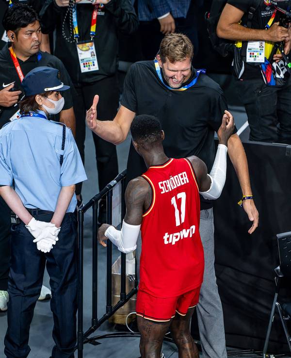 Dennis Schröder und Dirk Nowitzki klatschen bei der Basketball-Weltmeisterschaft ab.