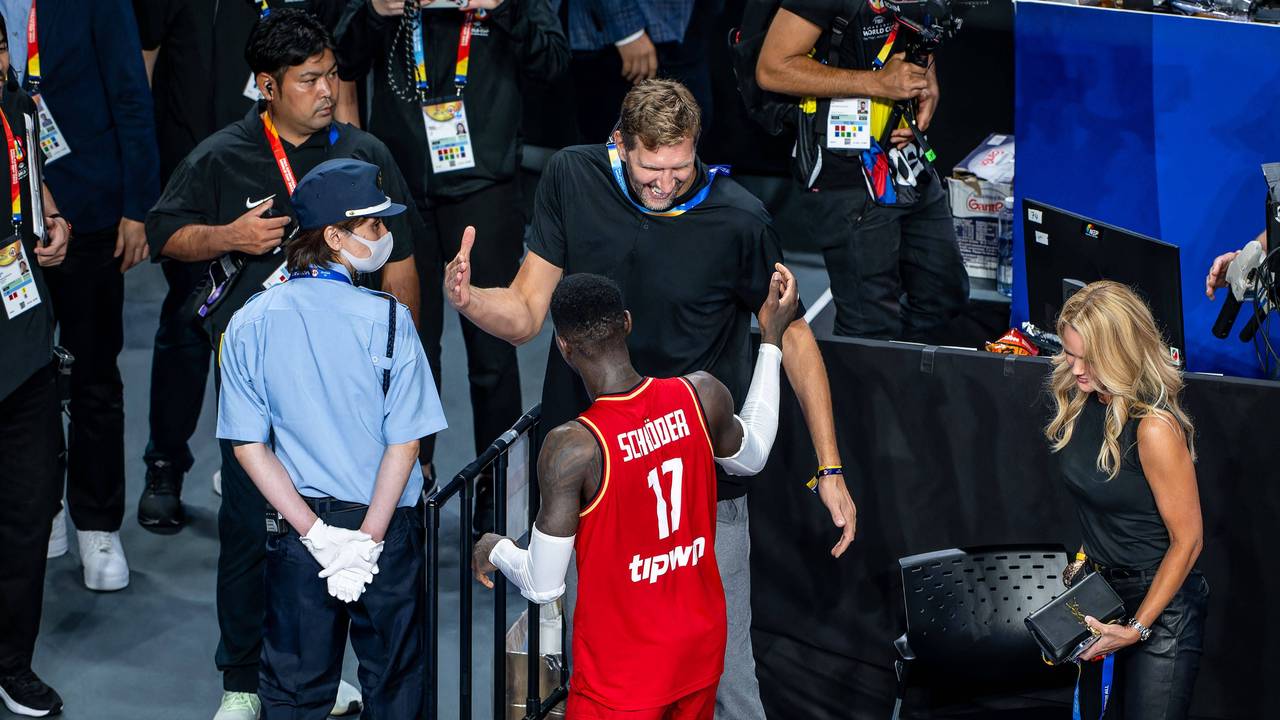 Dennis Schröder und Dirk Nowitzki klatschen bei der Basketball-Weltmeisterschaft ab.