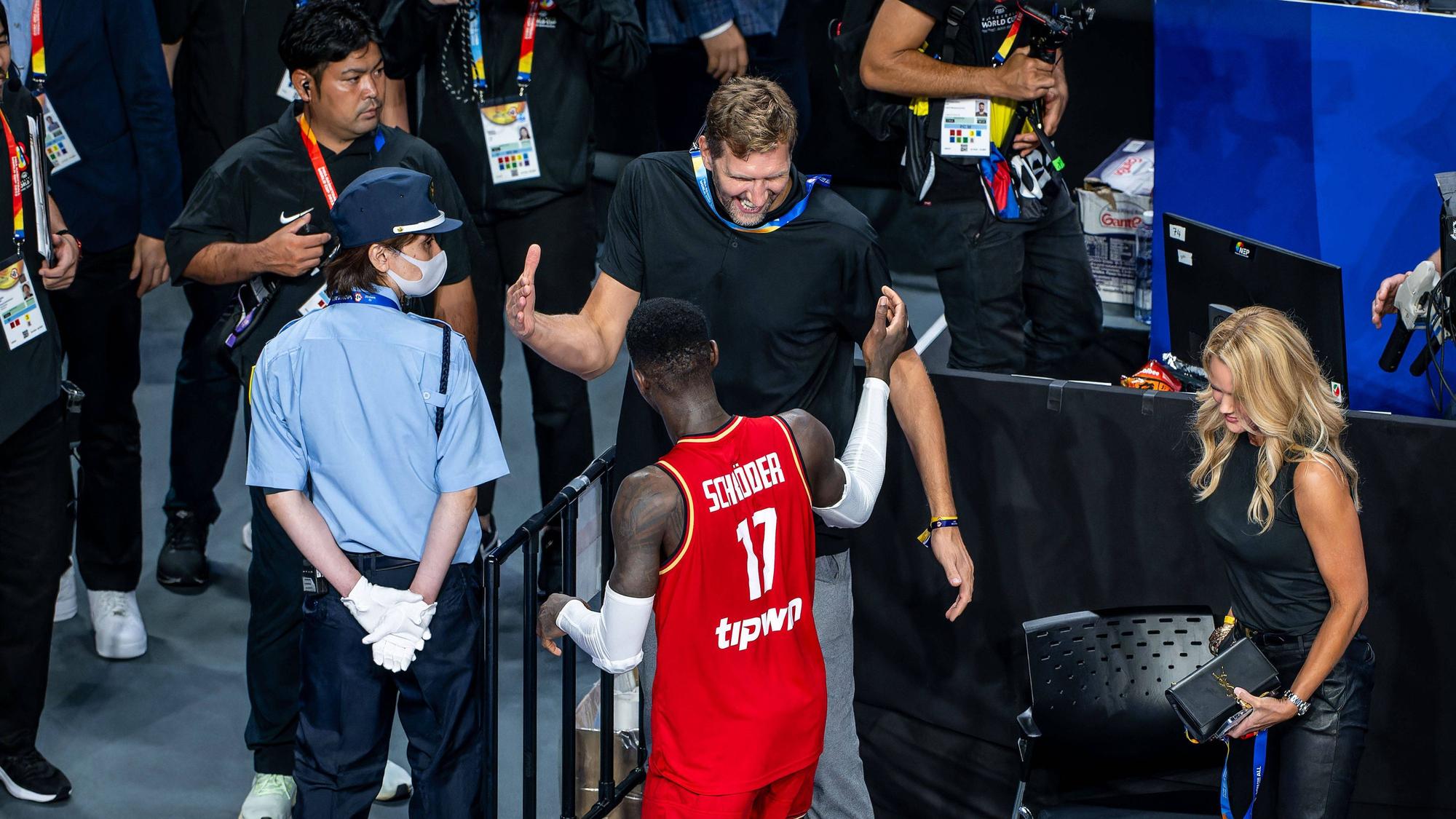 Dennis Schröder und Dirk Nowitzki klatschen bei der Basketball-Weltmeisterschaft ab.