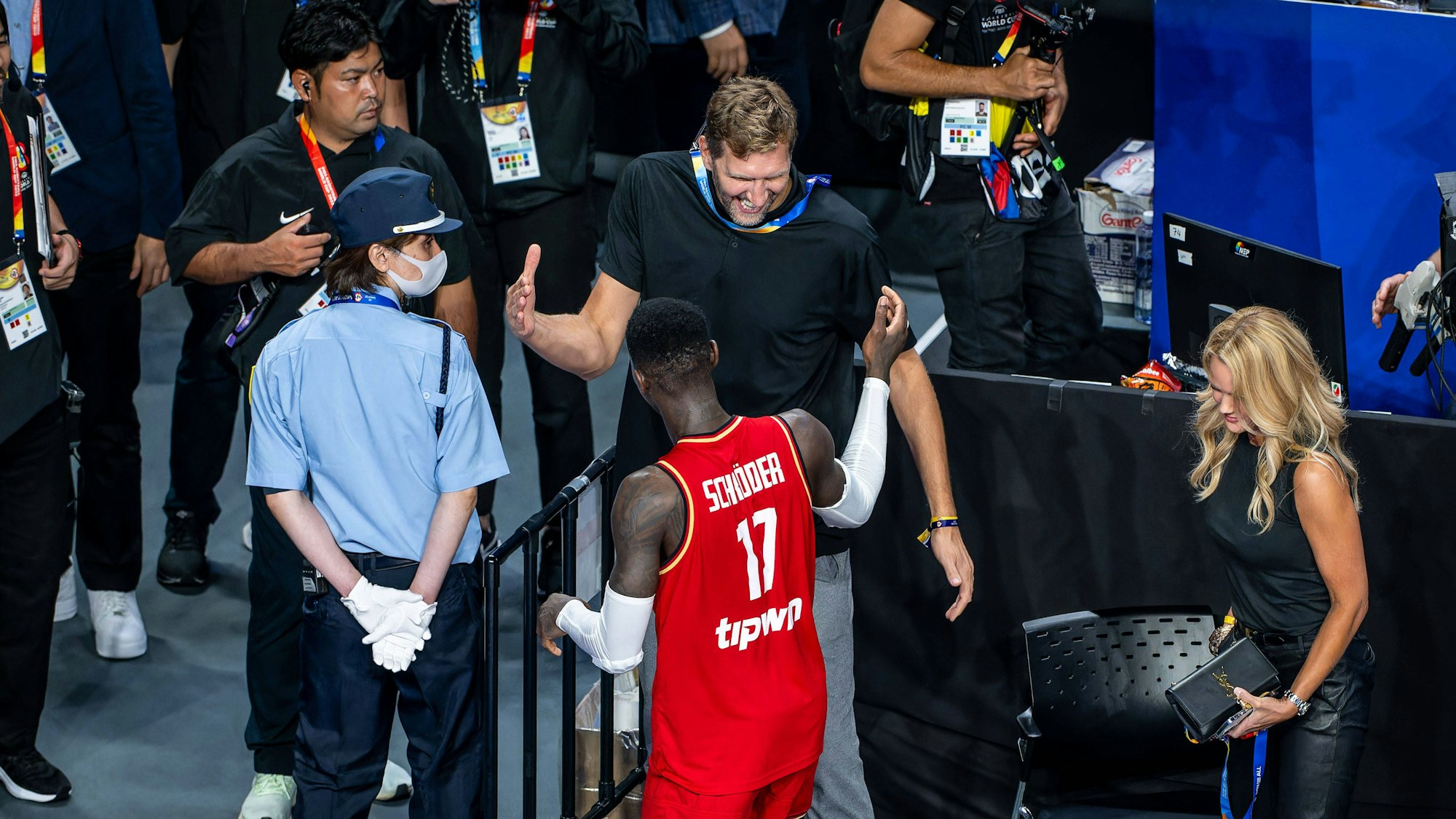 Dennis Schröder und Dirk Nowitzki klatschen bei der Basketball-Weltmeisterschaft ab.