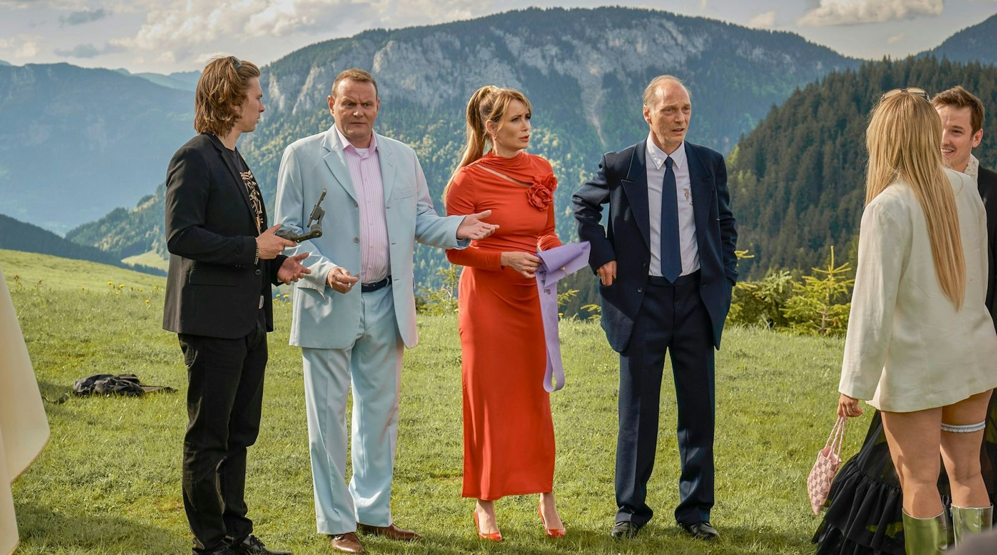 Böcki (Gustav Schmidt, links), Thorsten (Devid Striesow, zweiter von links), Anna (Anja Kling) und Carsten (Martin Brambach) sind mit der Situation überfordert. Wird es nun eine Hochzeit geben? (Bild: ARD Degeto Film/Florida Film GmbH/Ricardo Gstrein)