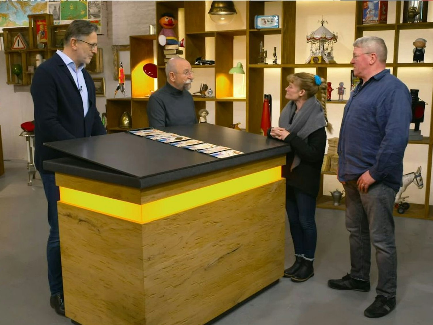 Anke und Norbert hatten Werbeschilder für Speiseeis dabei. Eis am Stiel kostete damals nur 50 Pfennig. „Das nennt man Inflation“, klagte Gastgeber Horst Lichter wehmütig. (Bild: ZDF)
