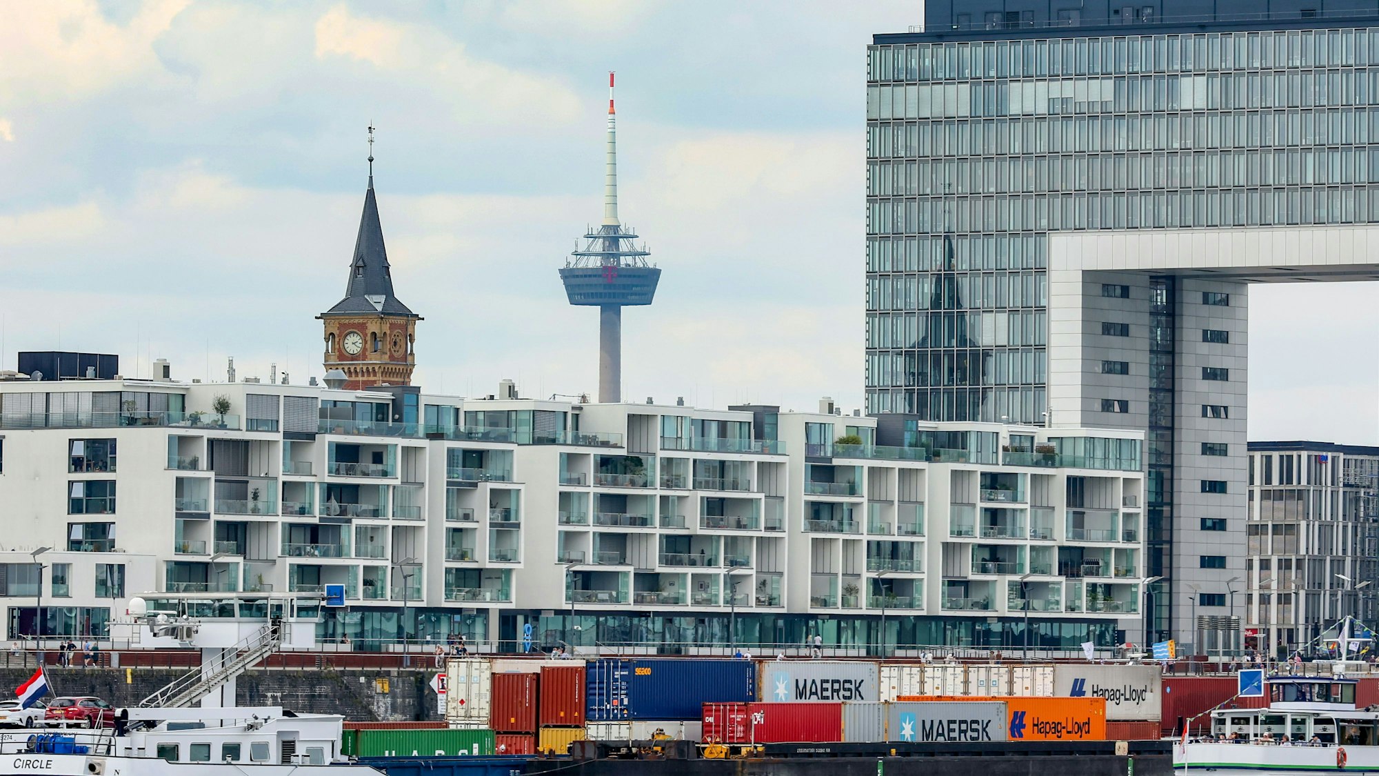 Im Rheinauhafen wurde eine Person im Rhein gemeldet (Symbolbild).