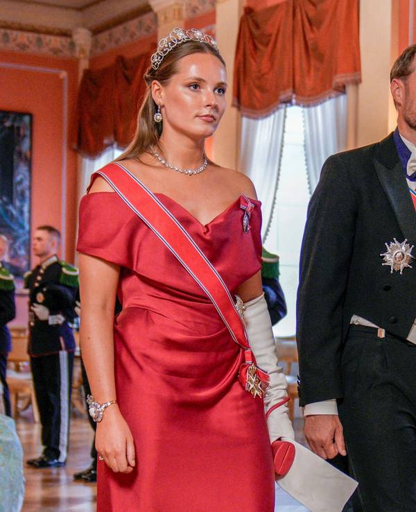 Prinzessin Ingrid Alexandra von Norwegen, Kronprinz Haakon von Norwegen und Kronprinzessin Mette-Marit von Norwegen treffen am 23. Juni 2025 im Rahmen des Staatsbesuchs des französischen Präsidenten in Norwegen zum Galadinner zu Ehren des französischen Präsidenten und seiner Gattin im Königspalast in Oslo ein.