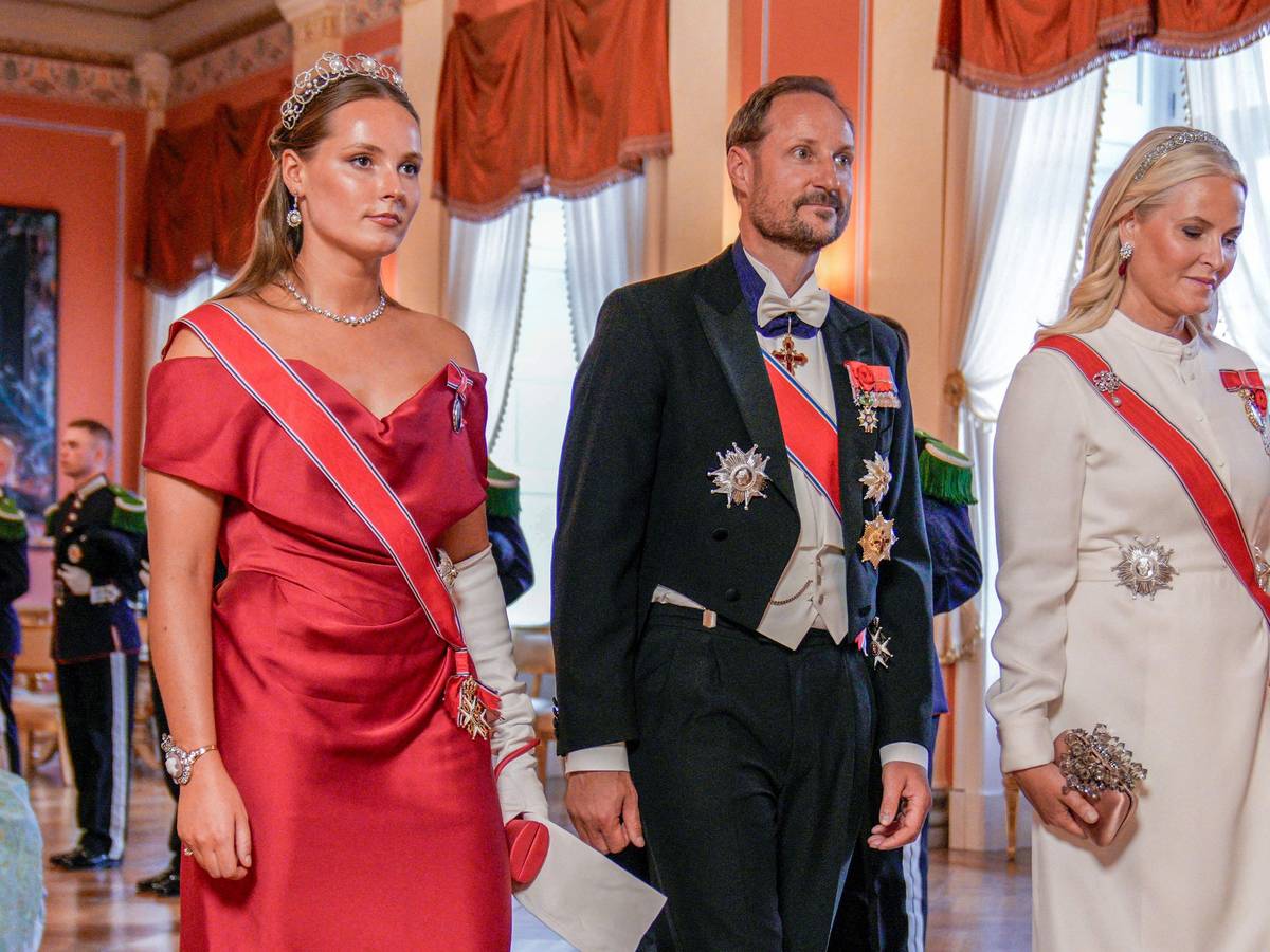 Prinzessin Ingrid Alexandra von Norwegen, Kronprinz Haakon von Norwegen und Kronprinzessin Mette-Marit von Norwegen treffen am 23. Juni 2025 im Rahmen des Staatsbesuchs des französischen Präsidenten in Norwegen zum Galadinner zu Ehren des französischen Präsidenten und seiner Gattin im Königspalast in Oslo ein.