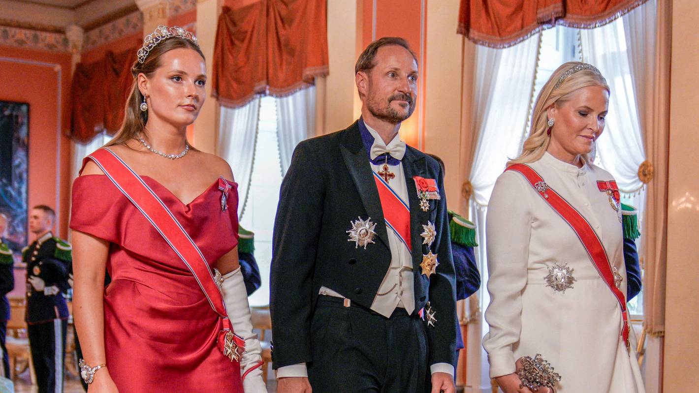 Prinzessin Ingrid Alexandra von Norwegen, Kronprinz Haakon von Norwegen und Kronprinzessin Mette-Marit von Norwegen treffen am 23. Juni 2025 im Rahmen des Staatsbesuchs des französischen Präsidenten in Norwegen zum Galadinner zu Ehren des französischen Präsidenten und seiner Gattin im Königspalast in Oslo ein.