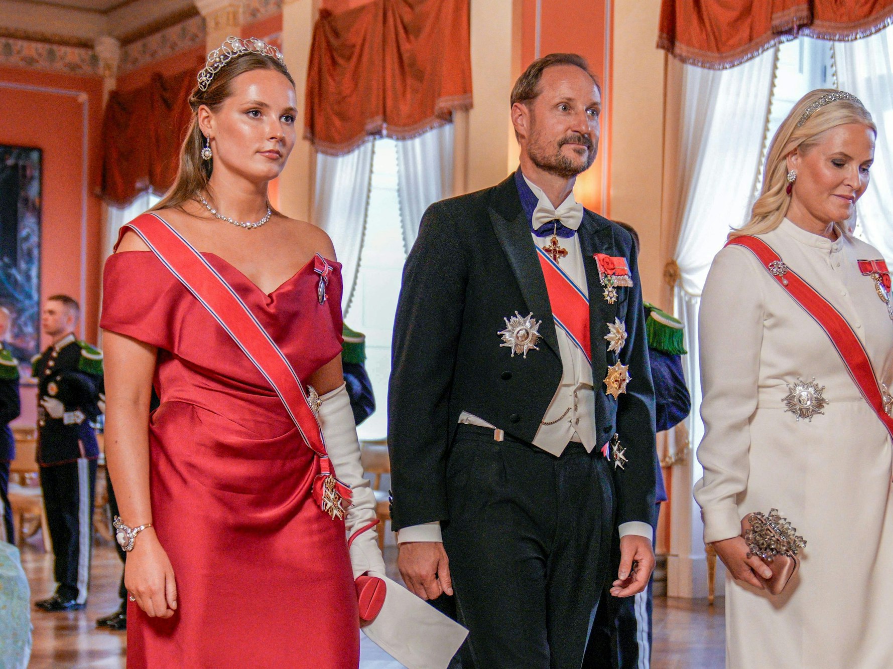 Prinzessin Ingrid Alexandra von Norwegen mit ihren Eltern, Kronprinz Haakon und Kronprinzessin Mette-Marit (v.l.).