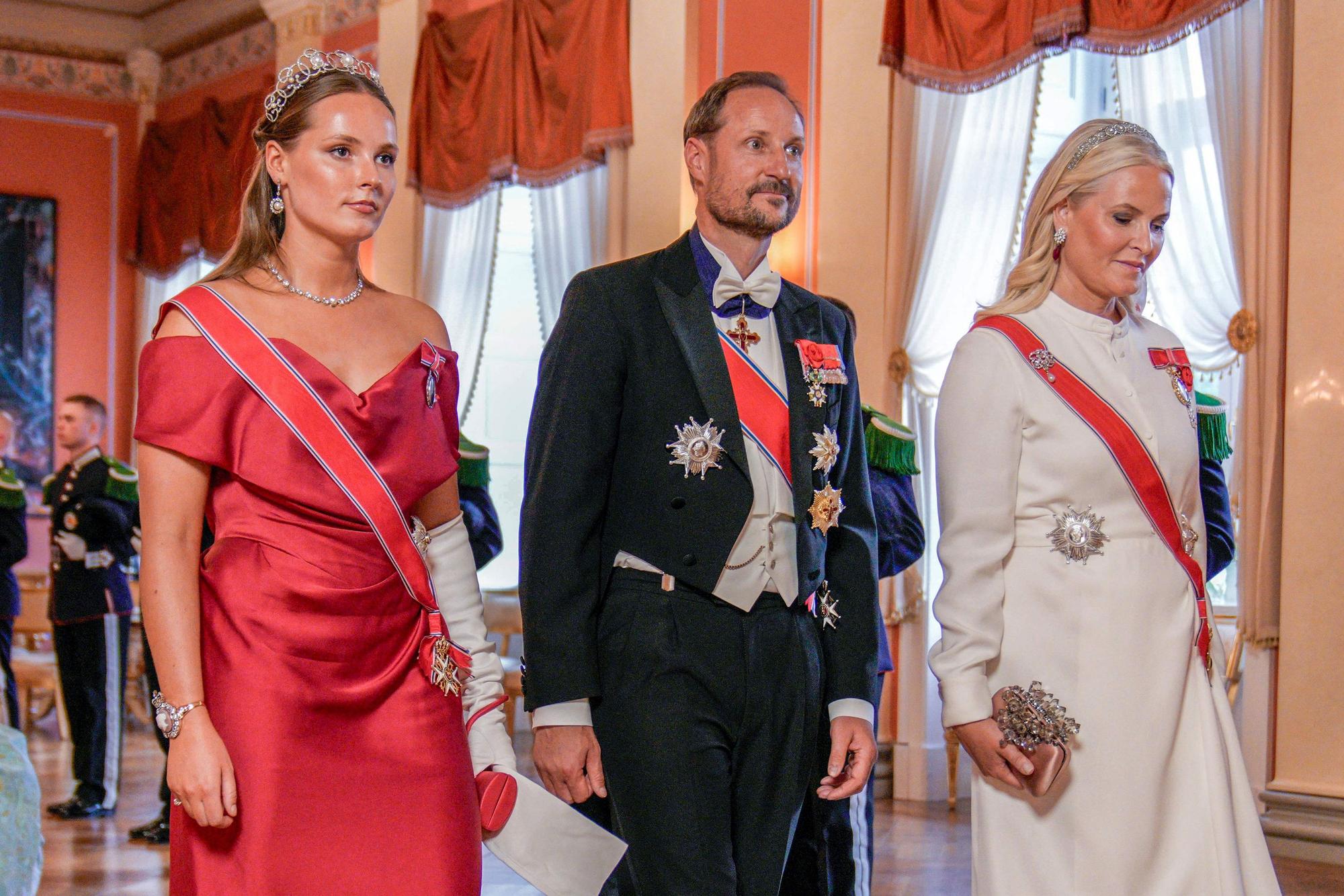 Prinzessin Ingrid Alexandra von Norwegen, Kronprinz Haakon von Norwegen und Kronprinzessin Mette-Marit von Norwegen treffen am 23. Juni 2025 im Rahmen des Staatsbesuchs des französischen Präsidenten in Norwegen zum Galadinner zu Ehren des französischen Präsidenten und seiner Gattin im Königspalast in Oslo ein.