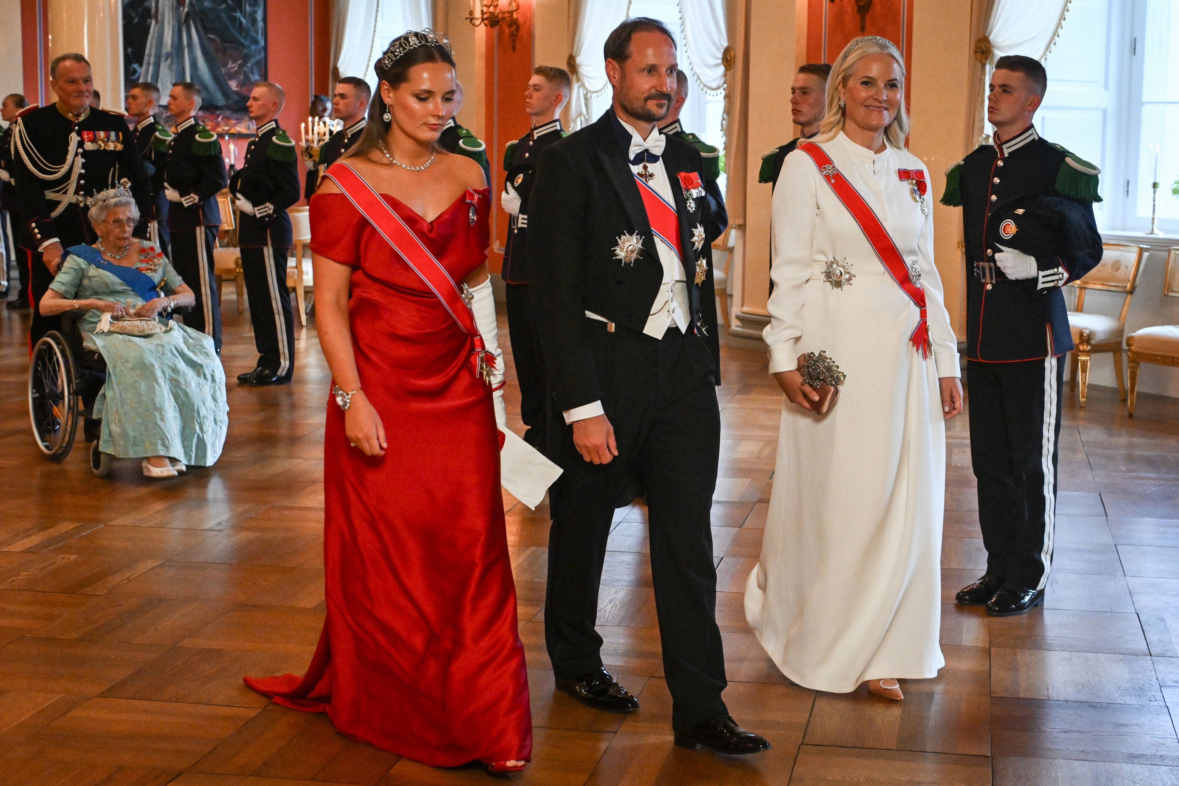 Prinzessin Ingrid Alexandra, Kronprinz Haakon und Kronprinzessin Mette-Marit auf dem Weg zum Galadinner im Schloss anlässlich des Staatsbesuchs von Präsident Emmanuel Macron.