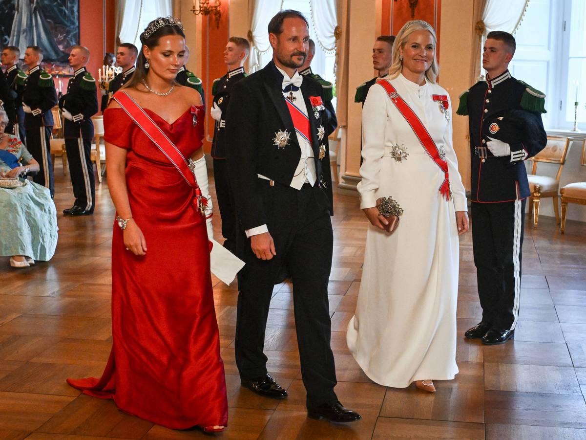 Prinzessin Ingrid Alexandra, Kronprinz Haakon und Kronprinzessin Mette-Marit auf dem Weg zum Galadinner im Schloss anlässlich des Staatsbesuchs von Präsident Emmanuel Macron.