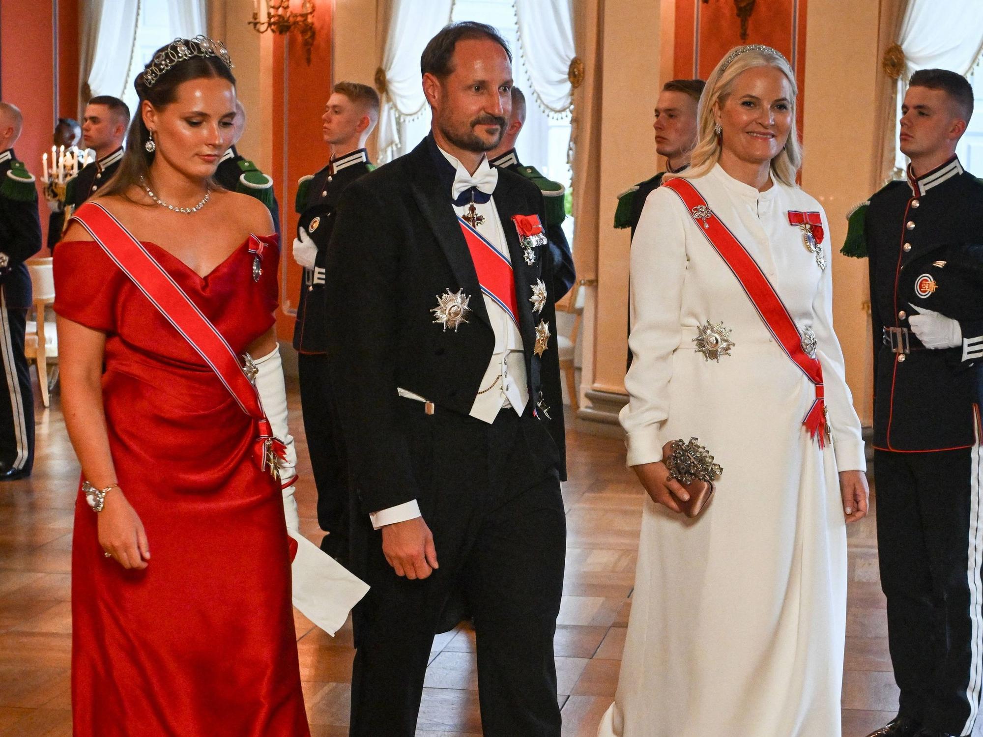 Prinzessin Ingrid Alexandra, Kronprinz Haakon und Kronprinzessin Mette-Marit auf dem Weg zum Galadinner im Schloss anlässlich des Staatsbesuchs von Präsident Emmanuel Macron.