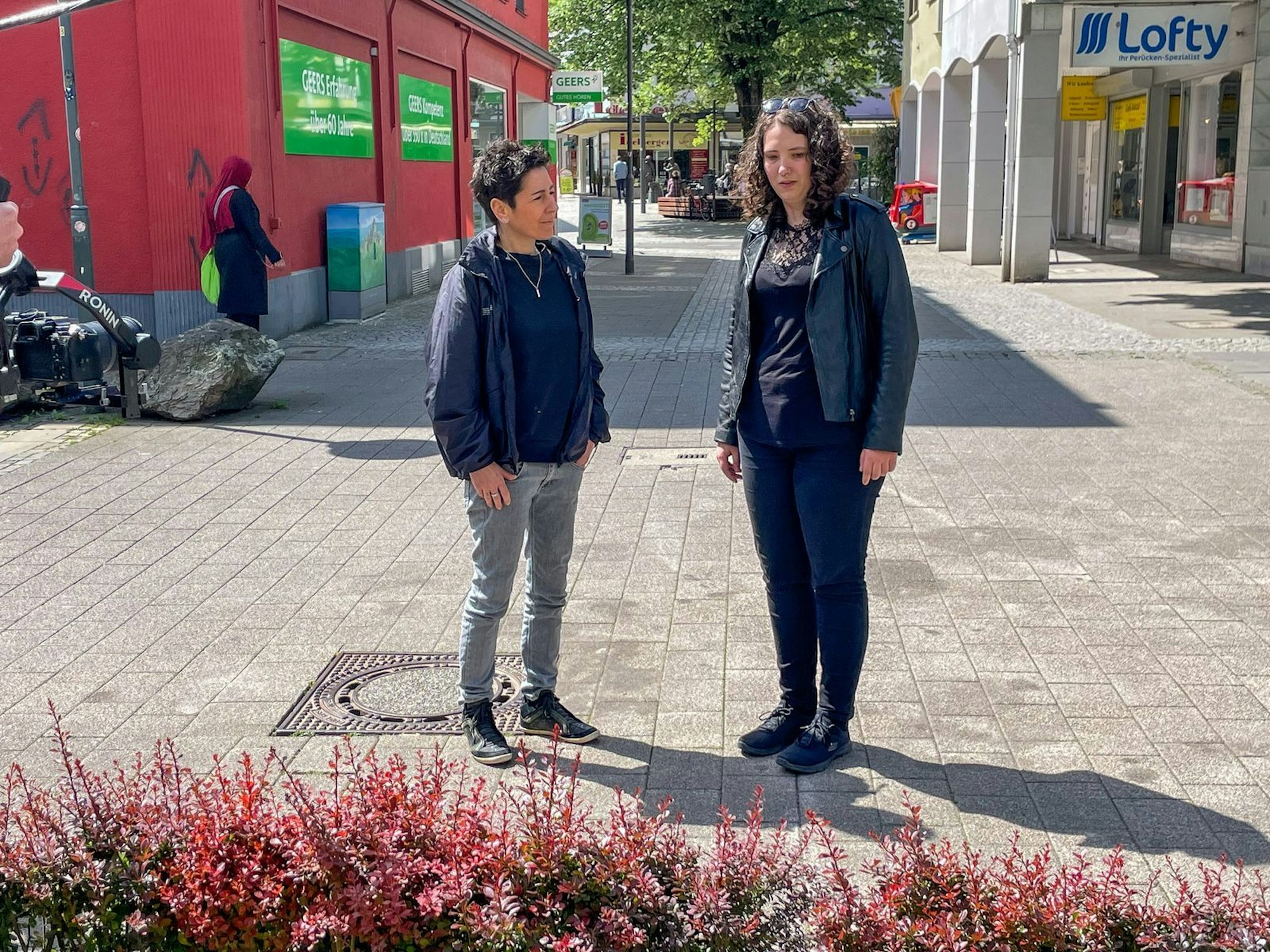 Dunja Hayali (links) trifft in ihrem Film auch Lea, die 2024 beim Messerangriff in Solingen schwer verletzt wurde. (Bild: ZDF / Felix Korfmann)