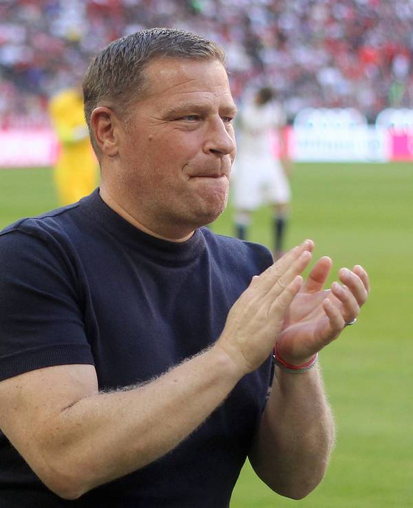 Max Eberl klatscht in seine Hände.