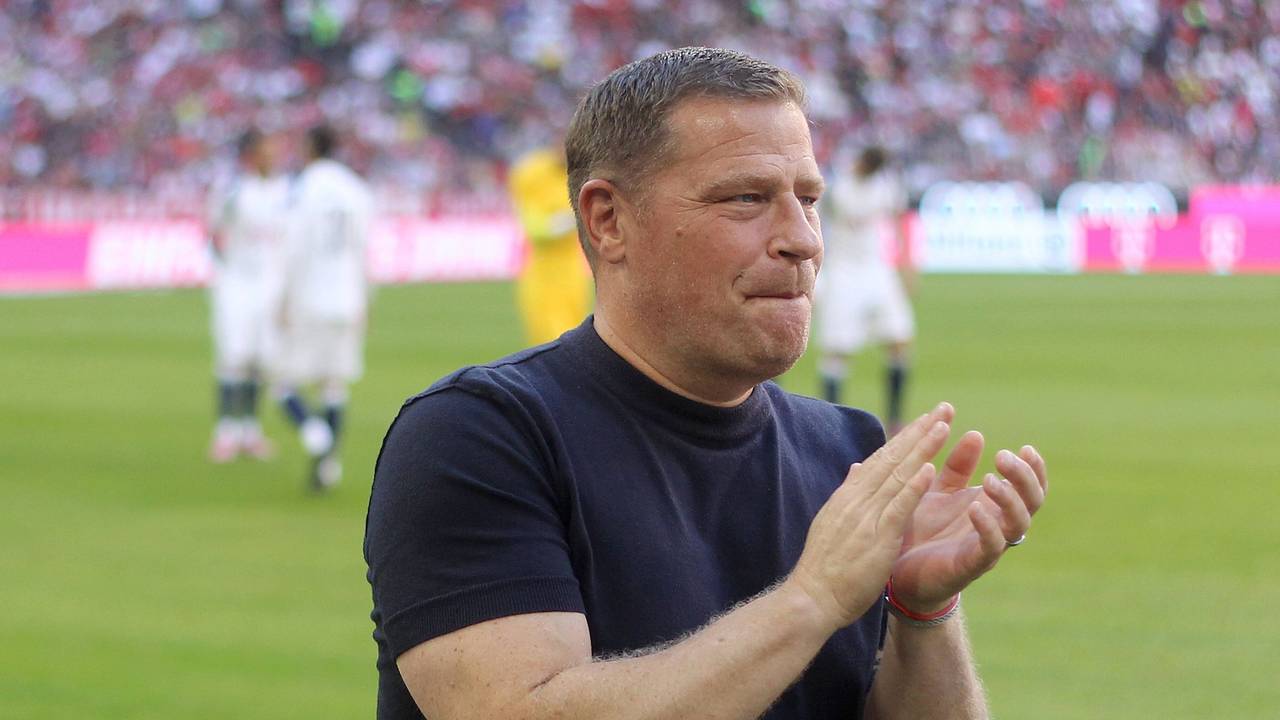 Max Eberl klatscht in seine Hände.