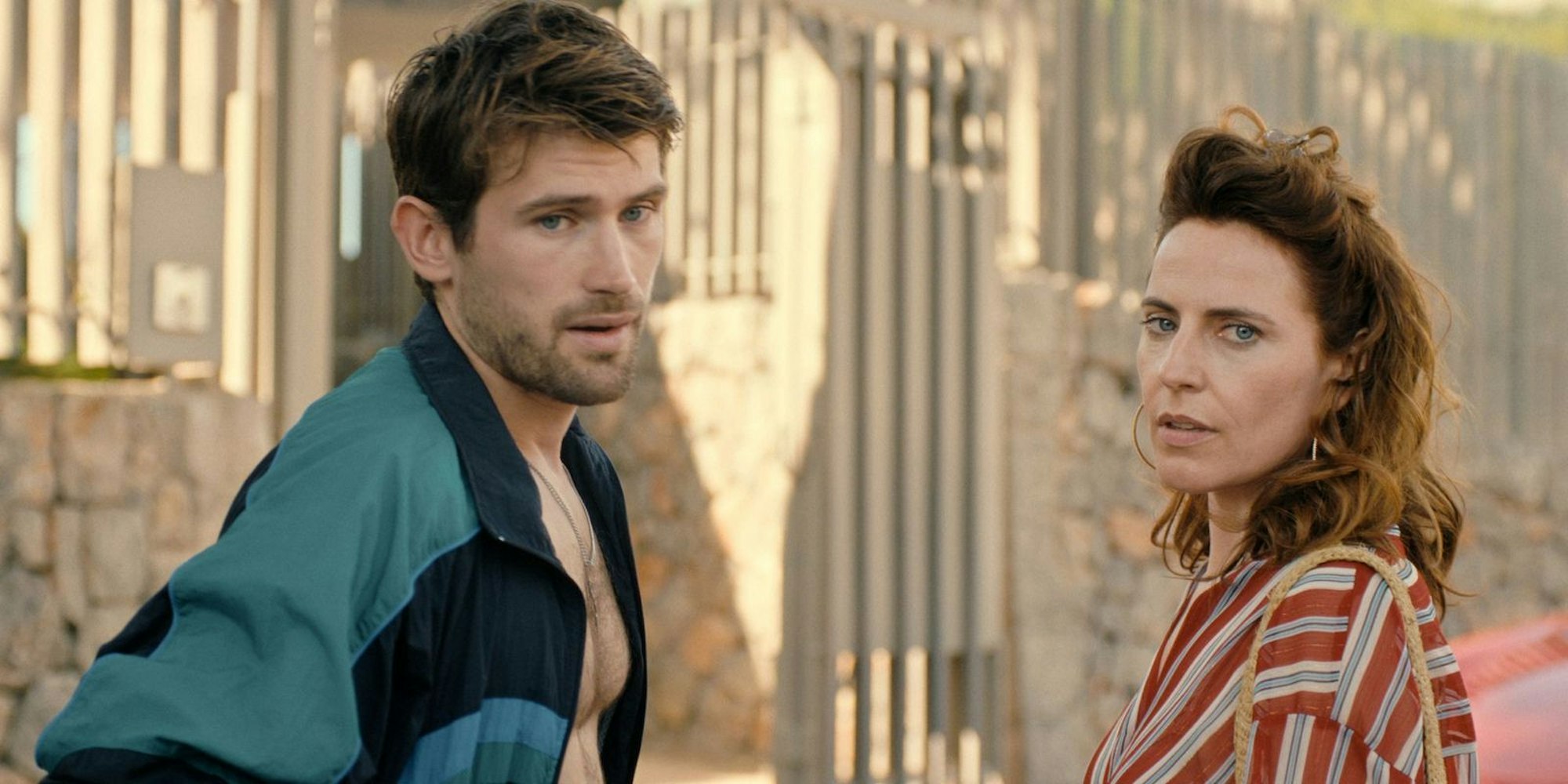Lillis Schwager in spe Manu (Victor Meutelet) wird von einer alten Liebschaft (Antje Traue) eingeholt. (Bild: © 2025 Netflix)
