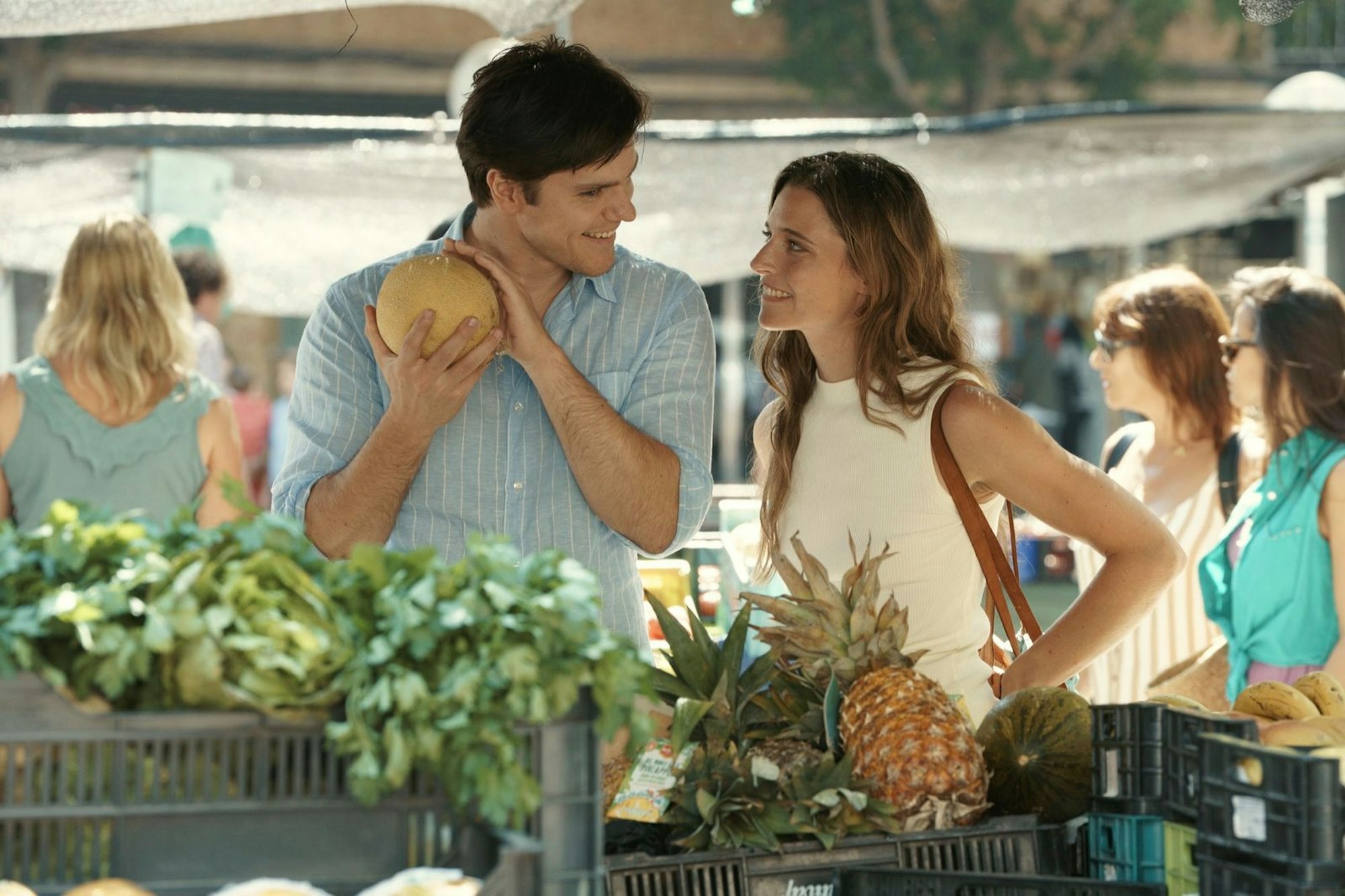 Manchmal muss man eine Melone tragen, um das Herz einer Frau zu erobern: Tom (Theo Trebs) zieht bei Lilli (Svenja Jung) alle Register. (Bild: © 2025 Netflix)