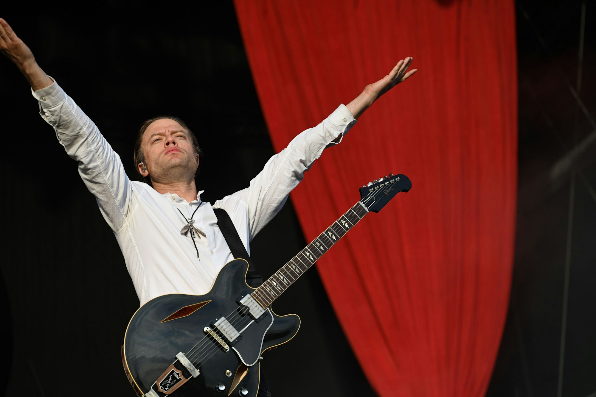 Der Sänger Björn Dixgård mit Mando Diao beim Deichbrand Festival 2023.
