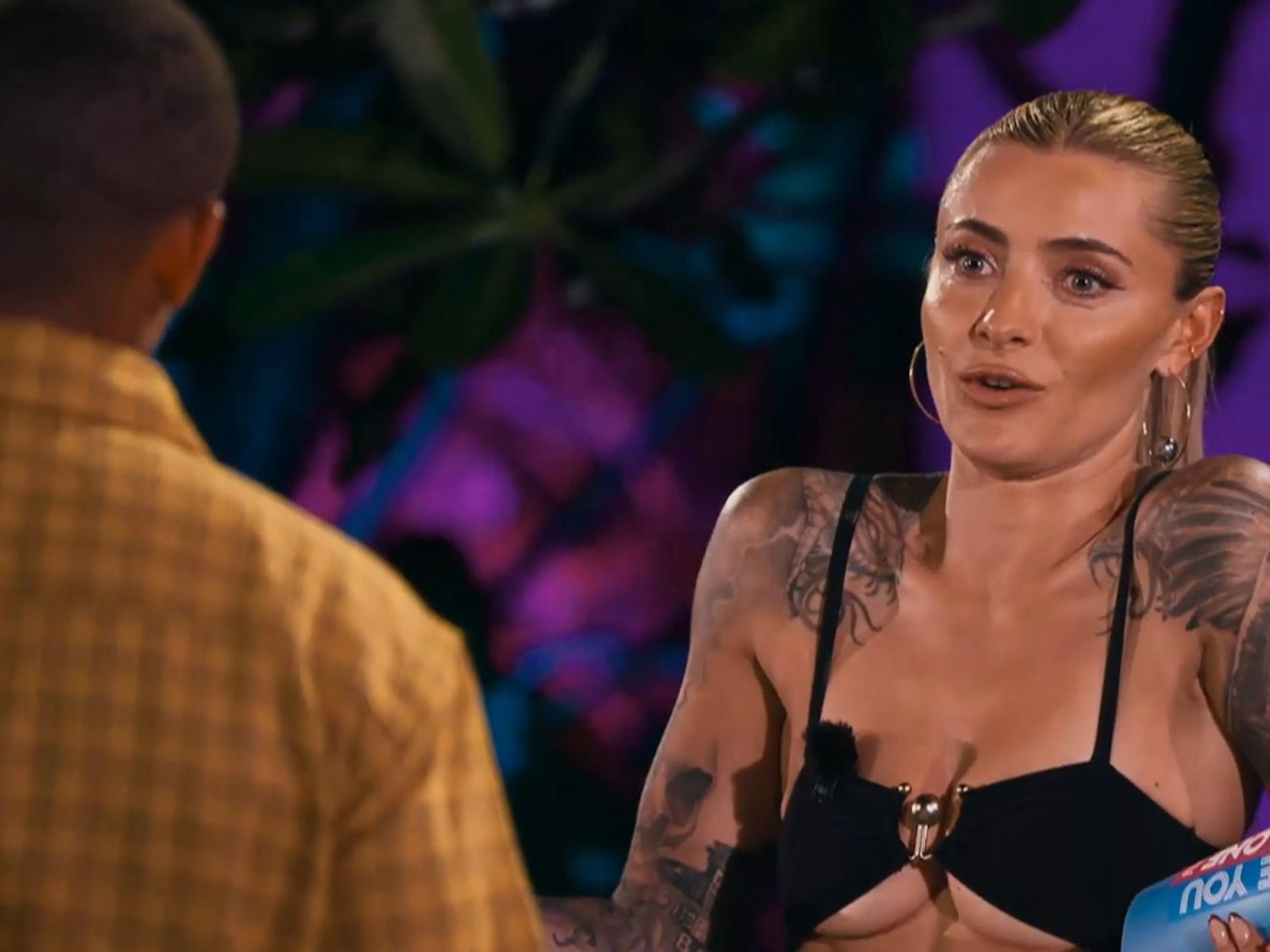 Sophia Thomalla konfrontiert ihn mit seinen Aussagen. (Bild: RTL+)