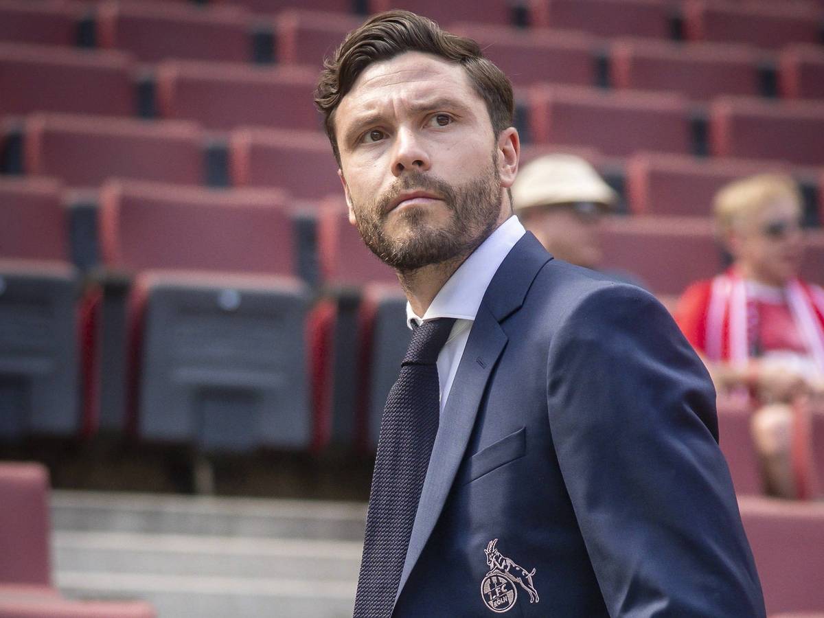 Jonas Hector beim Spiel des 1. FC Köln auf der Tribüne.