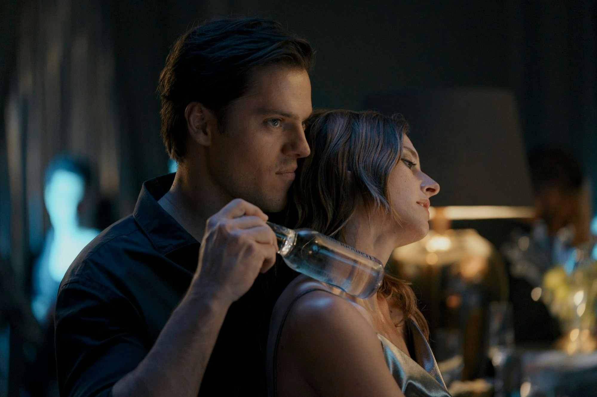 Lilli (Svenja Jung) lässt sich Hals über Kopf auf eine Affäre mit dem Barkeeper Tom (Theo Trebs) ein - aber der hat nicht nur Sex im Kopf. (Bild: © 2025 Netflix)