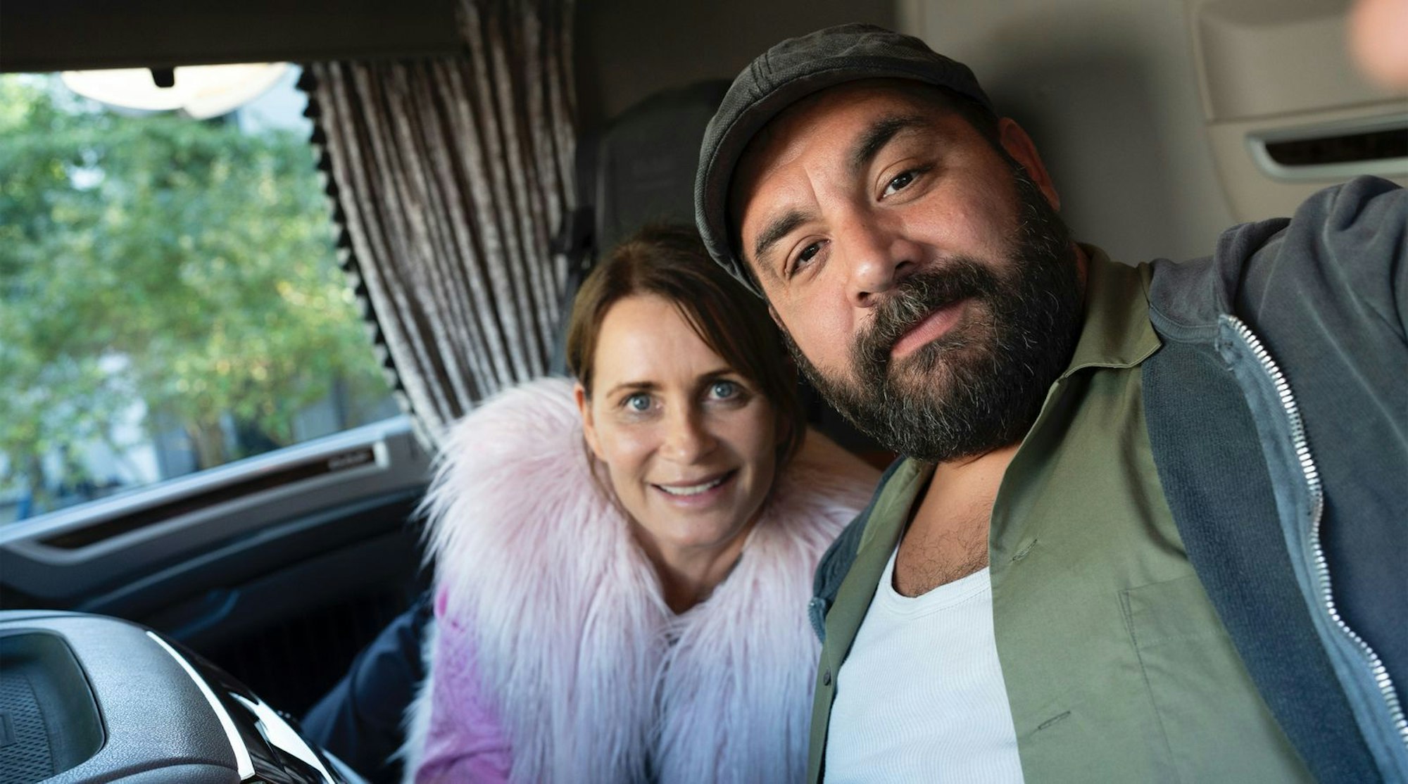 Auf der gemeinsamen Fahrt freunden sich Steffi (Anja Kling) und der Fernfahrer Ibo (Sahin Eryilmaz) an. Beide haben persönlichen Ballast zu tragen und schaffen es, sich gegenseitig zu öffnen. (Bild: ARD Degeto Film/filmpool fiction GmbH/Christine Schroeder)