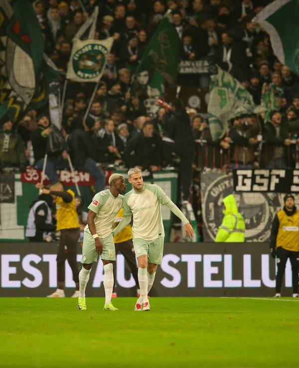 Derrick Köhnund Marvin Ducksch liegen sich in den Armen.