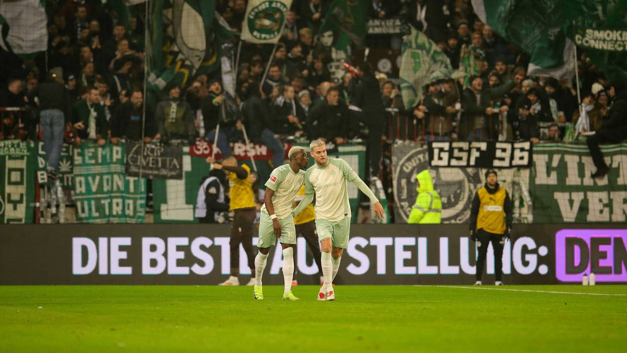 Derrick Köhnund Marvin Ducksch liegen sich in den Armen.