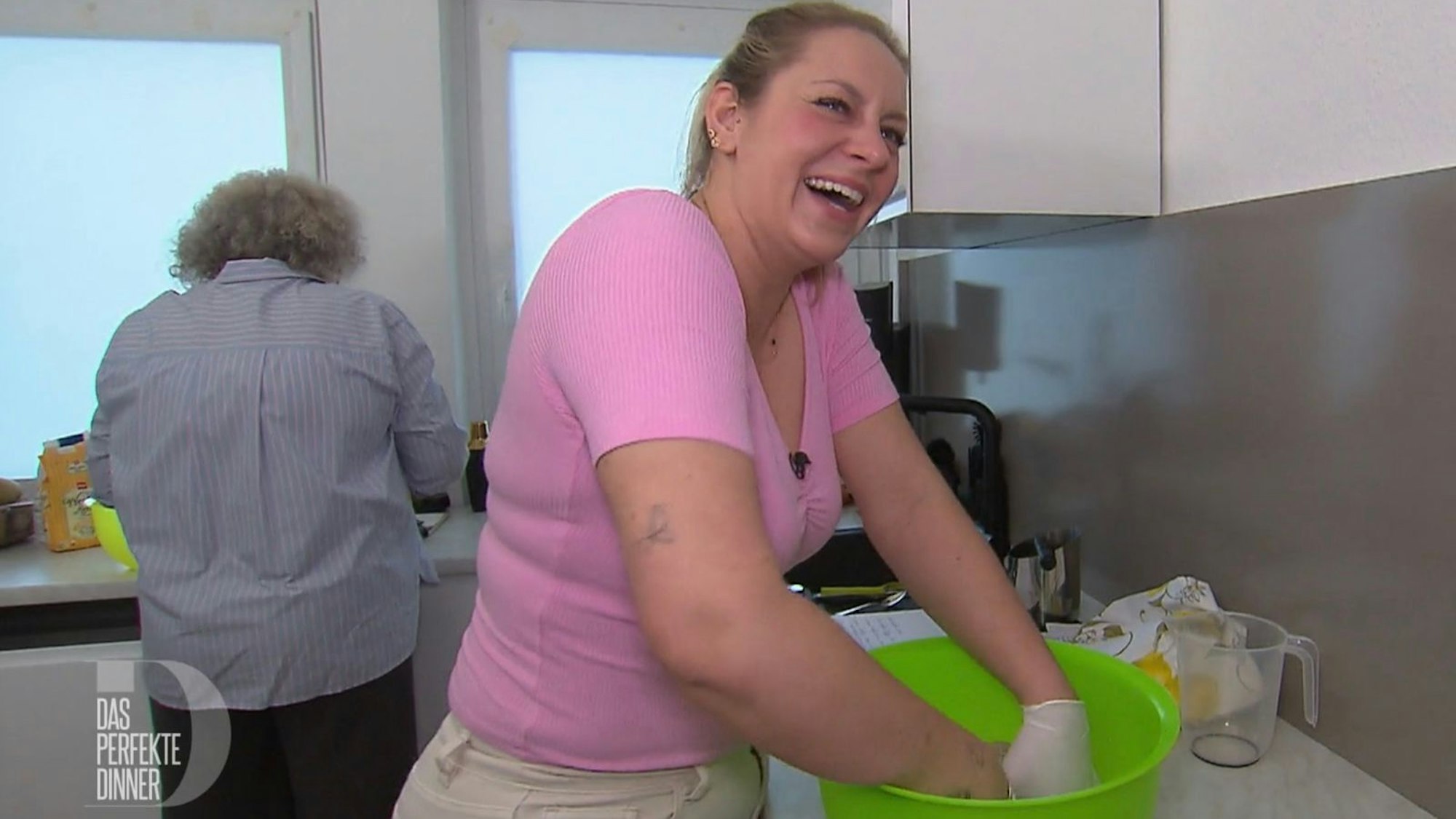 Strahlend knetet Jenny (35) hier noch ihren Teig, im Hintergrund werkelt Mama Beate (58). (Bild: RTL)