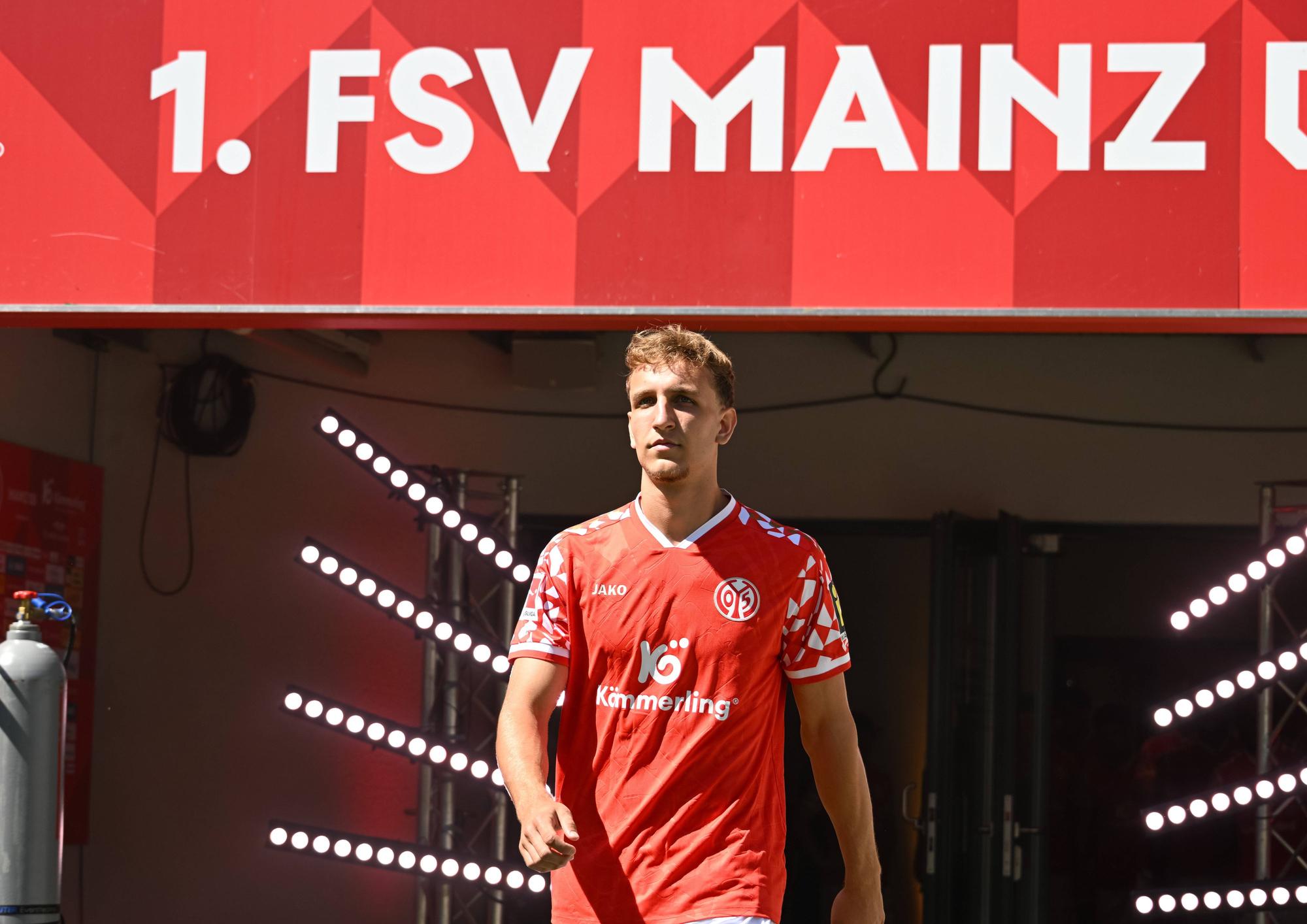 Nelson Weiper läuft bei der Saisoneröffnung von Mainz 05 ins Stadion ein.