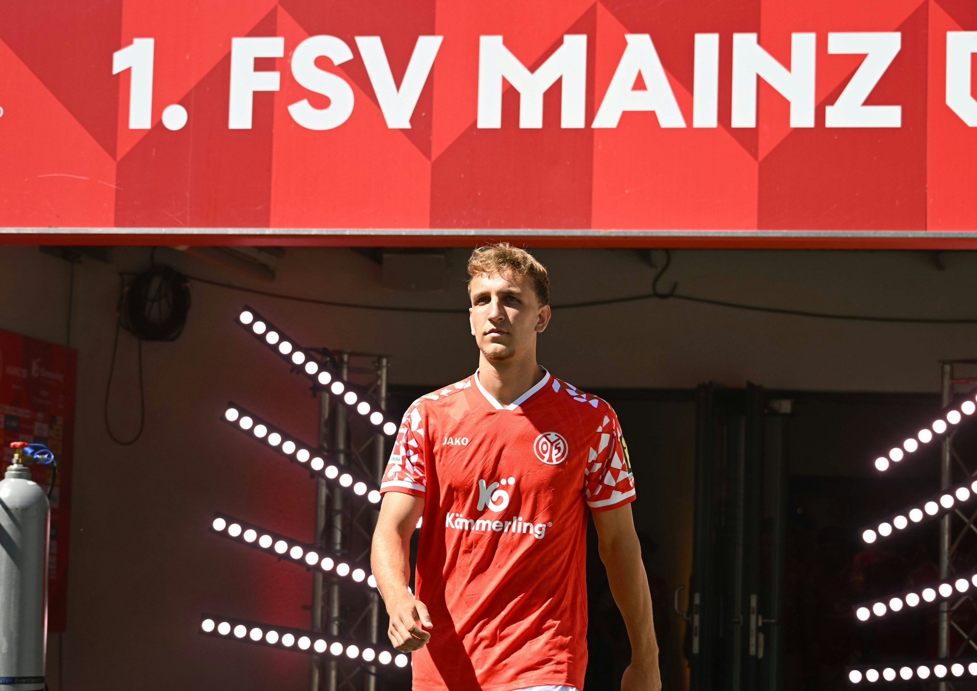 Nelson Weiper läuft bei der Saisoneröffnung von Mainz 05 ins Stadion ein.