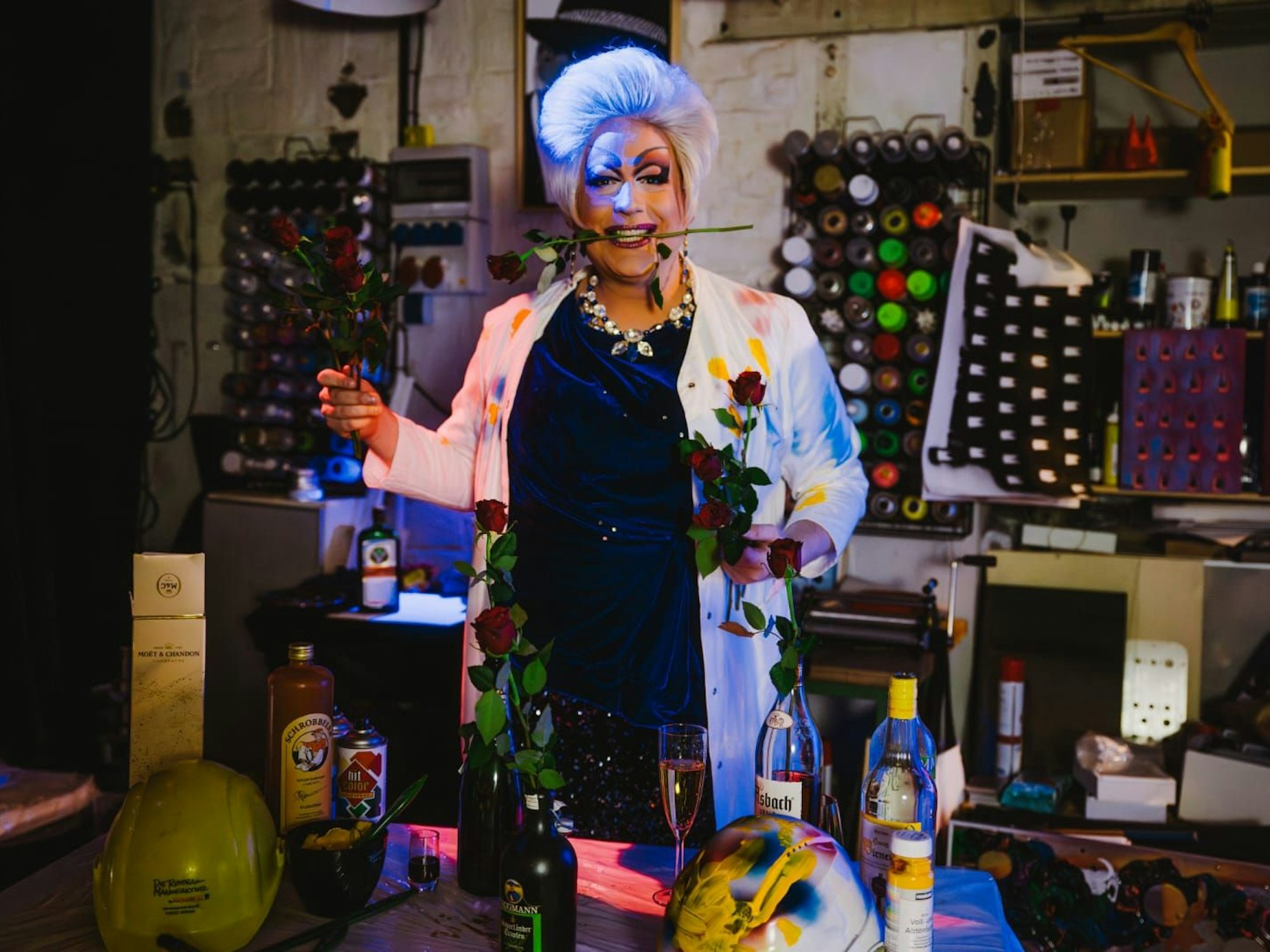 Julie Voyage in Montur vor dem neuen Solo-Programm.