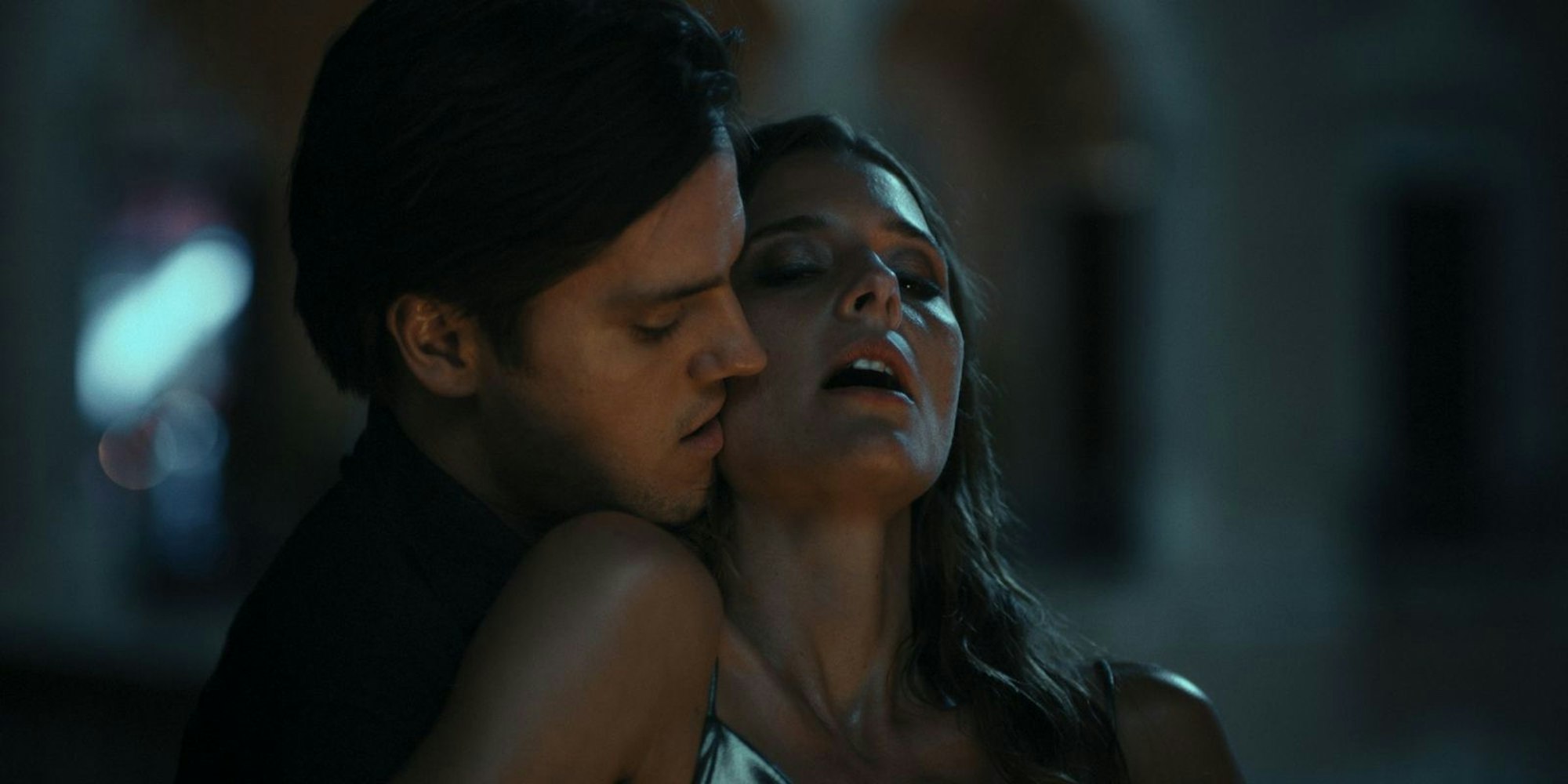 Leidenschaft beginnt vor dem Nachtclub: Lilli (Svenja Jung) ist dem Barkeeper Tom (Theo Trebs) verfallen. (Bild: © 2025 Netflix)