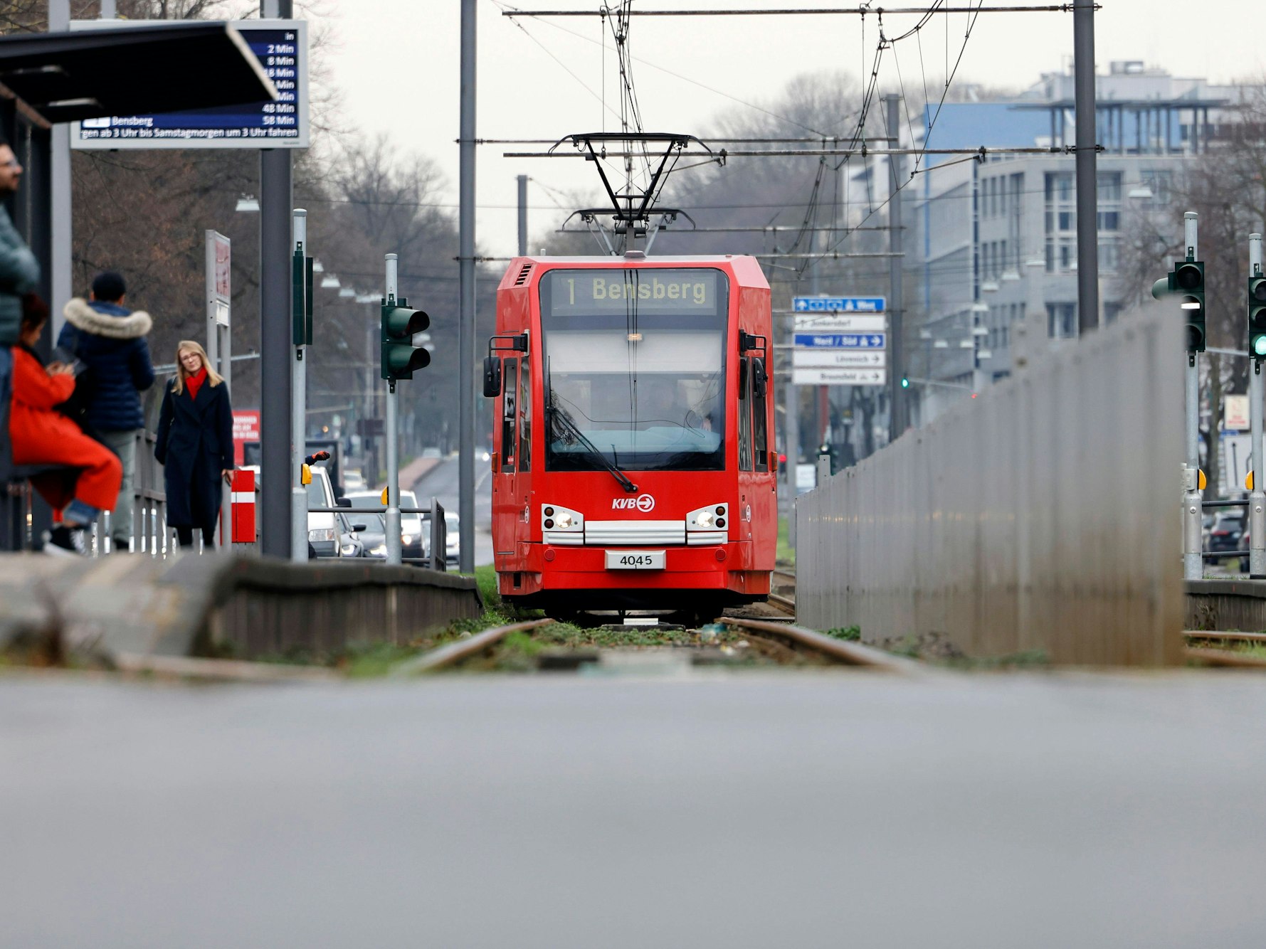 In der KVB-Linie 1 hat ein Mann einen Fahrgast brutal attackiert und auch Polizisten angegriffen (Symbolbild).