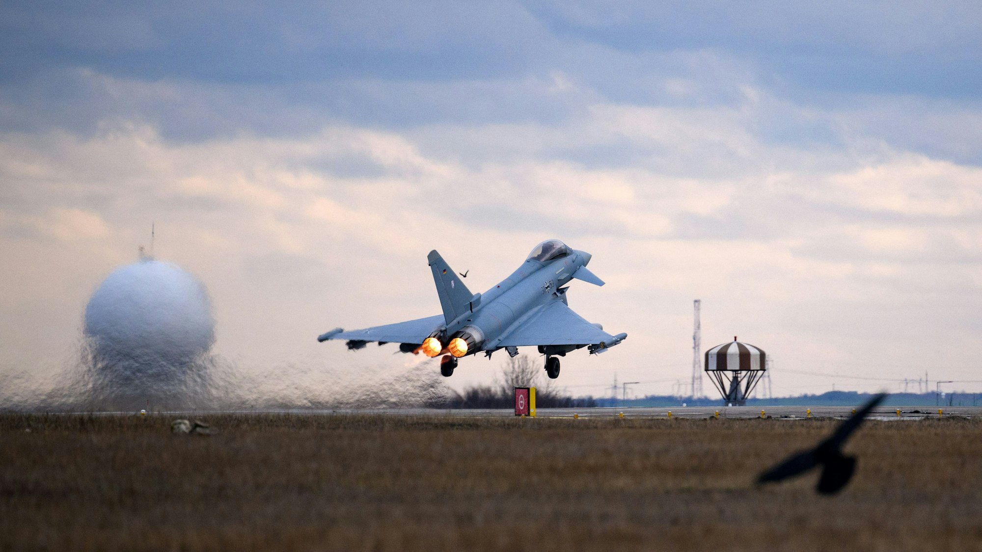 Die NATO alarmiert deutsche Eurofighter in Rumänien. Ein deutscher Eurofighter startet im Dezember 2023 auf dem Flugplatz Mihail Kogalnicean.