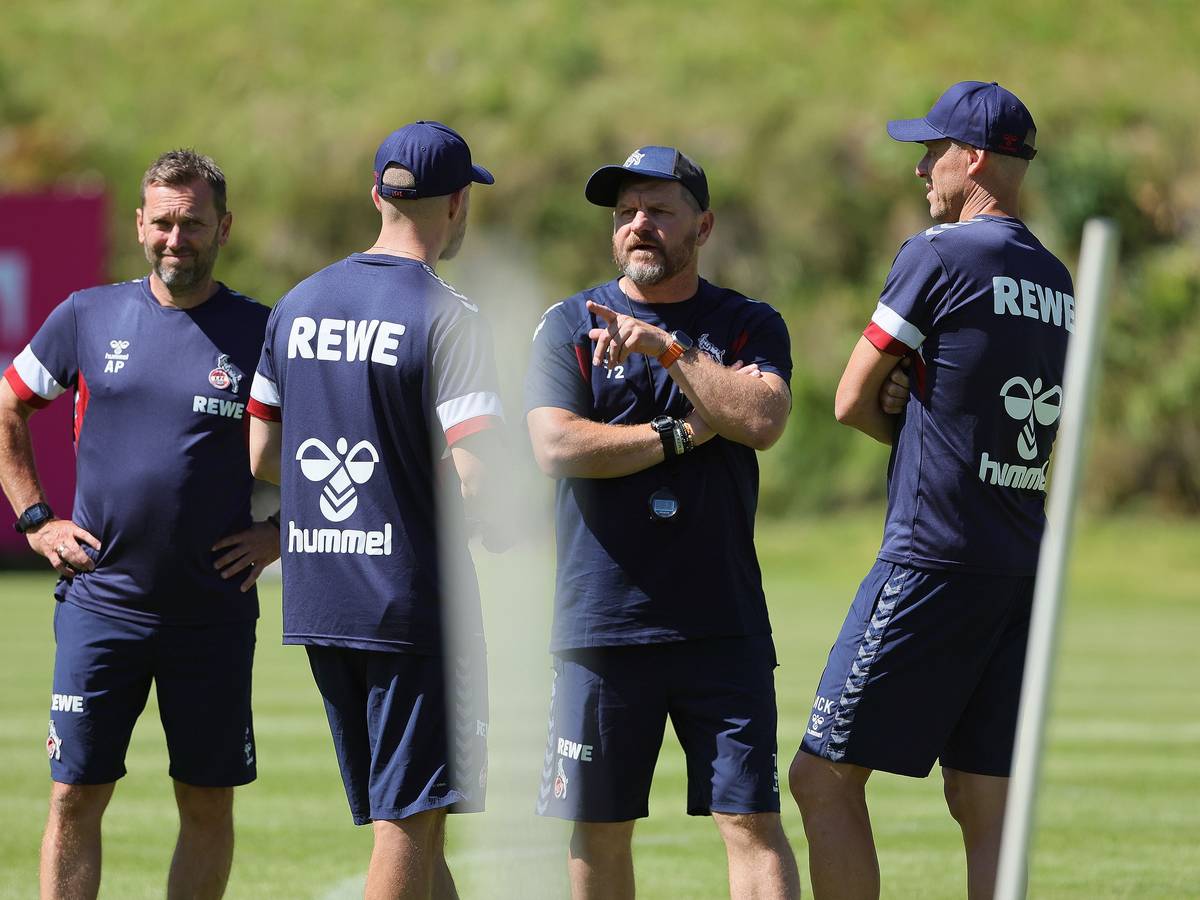 Steffen Baumgart (2.v.r.) im FC-Trainingslager neben seinen Assistenten André Pawlak, René Wagner und Kevin McKenna (v.l.n.r.)
