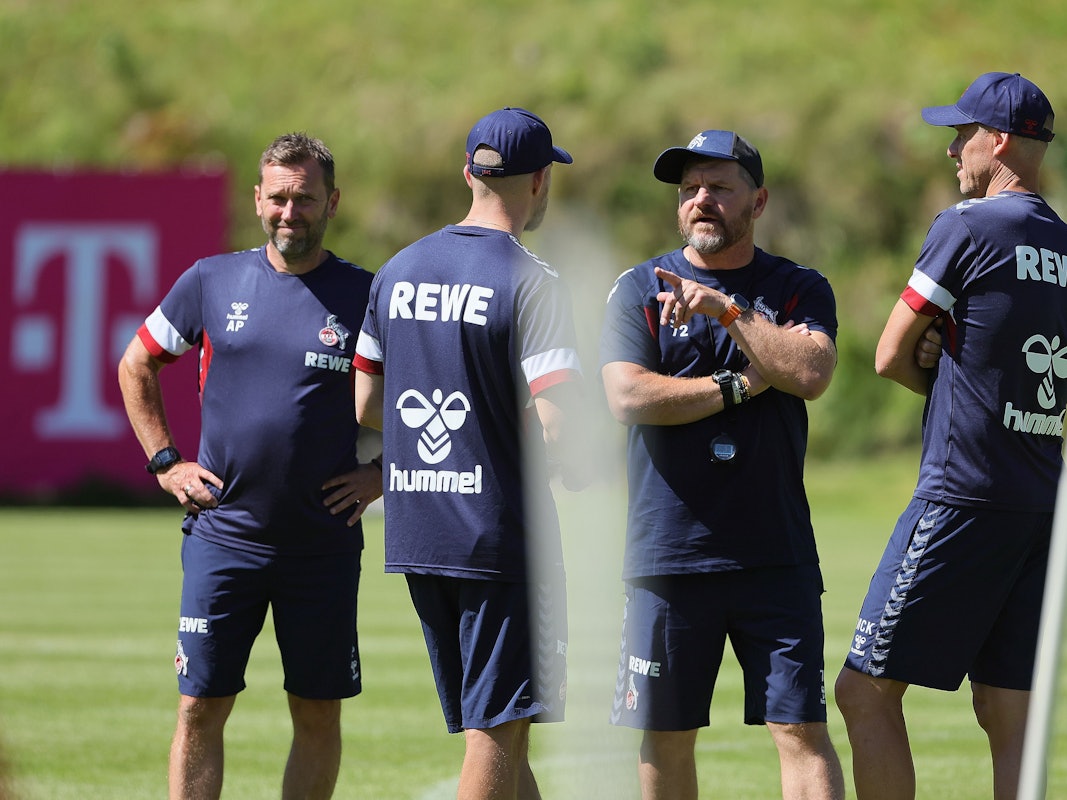 Steffen Baumgart (2.v.r.) im FC-Trainingslager neben seinen Assistenten André Pawlak, René Wagner und Kevin McKenna (v.l.n.r.)