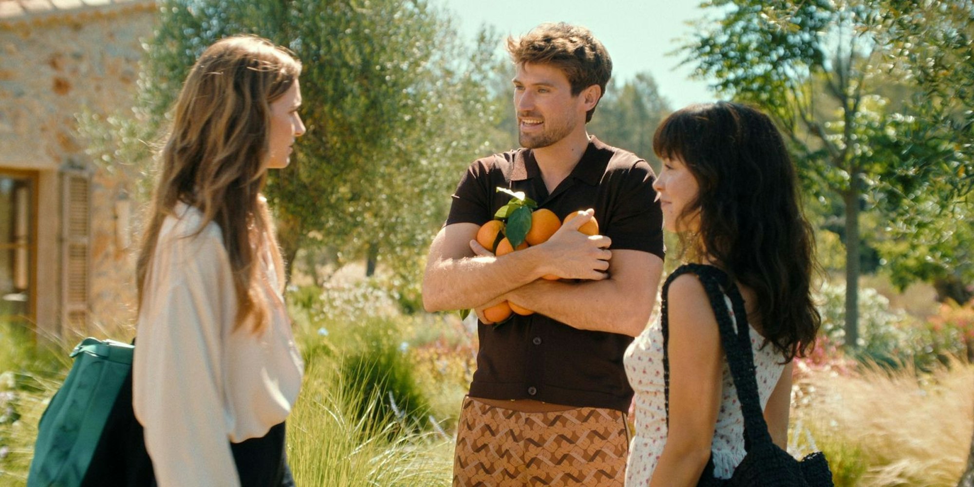 Lilli (Svenja Jung, links) ist sich nicht sicher, ob der charmante Franzose Manu (Victor Meutelet) der Richtige für ihre Schwester Valeria (Tijan Marei) ist. (Bild: © 2025 Netflix)