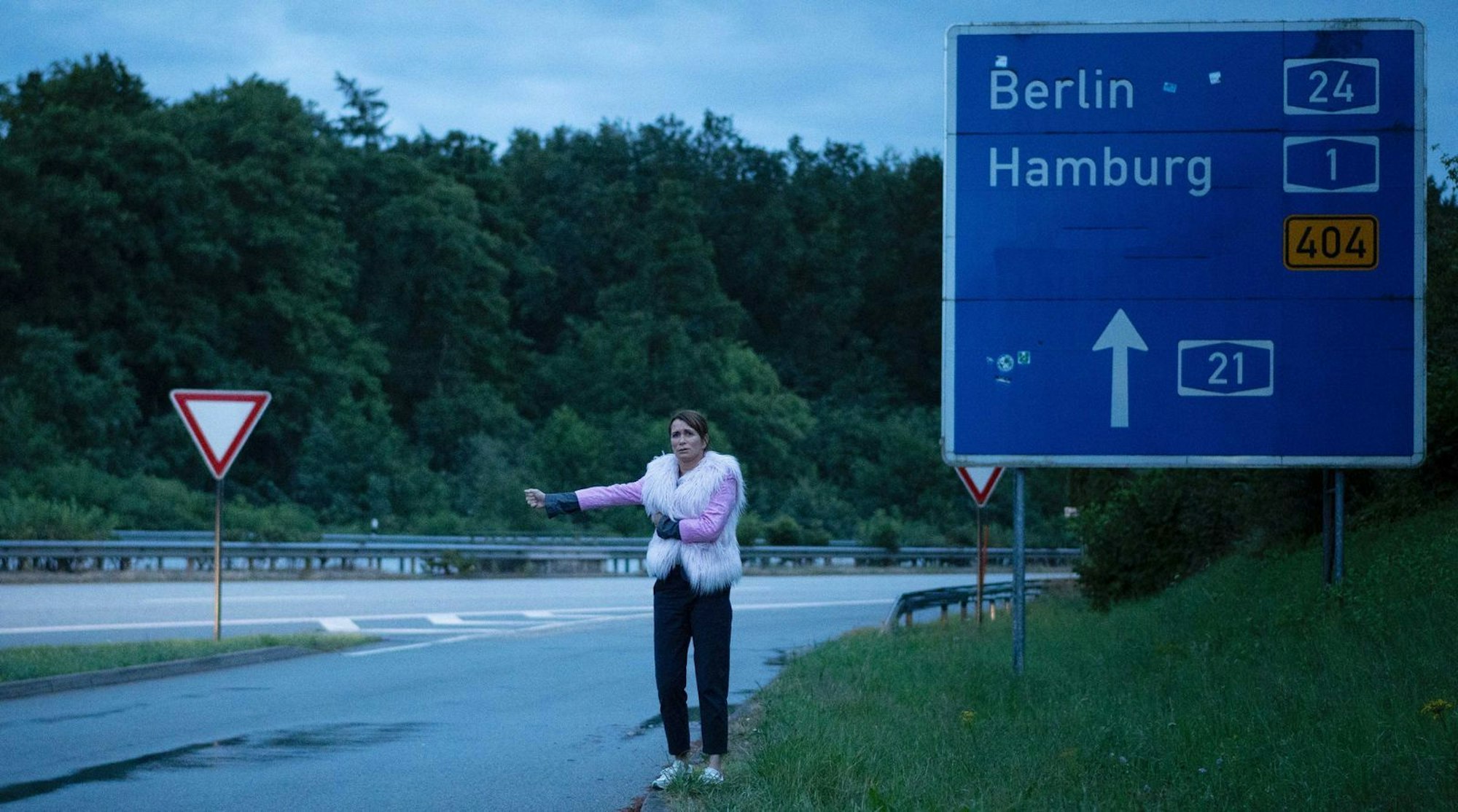 Als Jugendliche war auch Anja Kling oft per Anhalter unterwegs, so wie sie es als Steffi in „Per Anhalter zur Ostsee“ notgedrungen tun muss. Allerdings hatte sie immer eine Freundin oder einen Freund dabei. (Bild: ARD Degeto Film/filmpool fiction GmbH/Christine Schroeder)