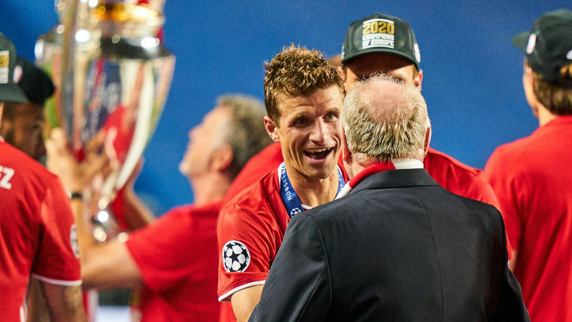 Thomas Müller und Uli Hoeneß jubeln nach dem Gewinn der Champions League.