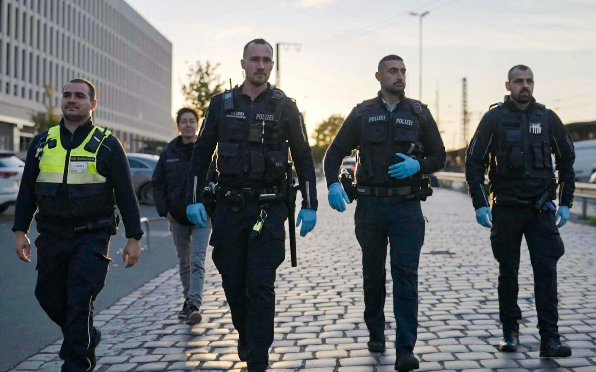 Wie sicher ist Deutschland? Dunja Hayali forscht nach - und begleitet unter anderem die Polizeistreife am Bremer Hauptbahnhof.
(Bild: ZDF / Felix Korfmann)