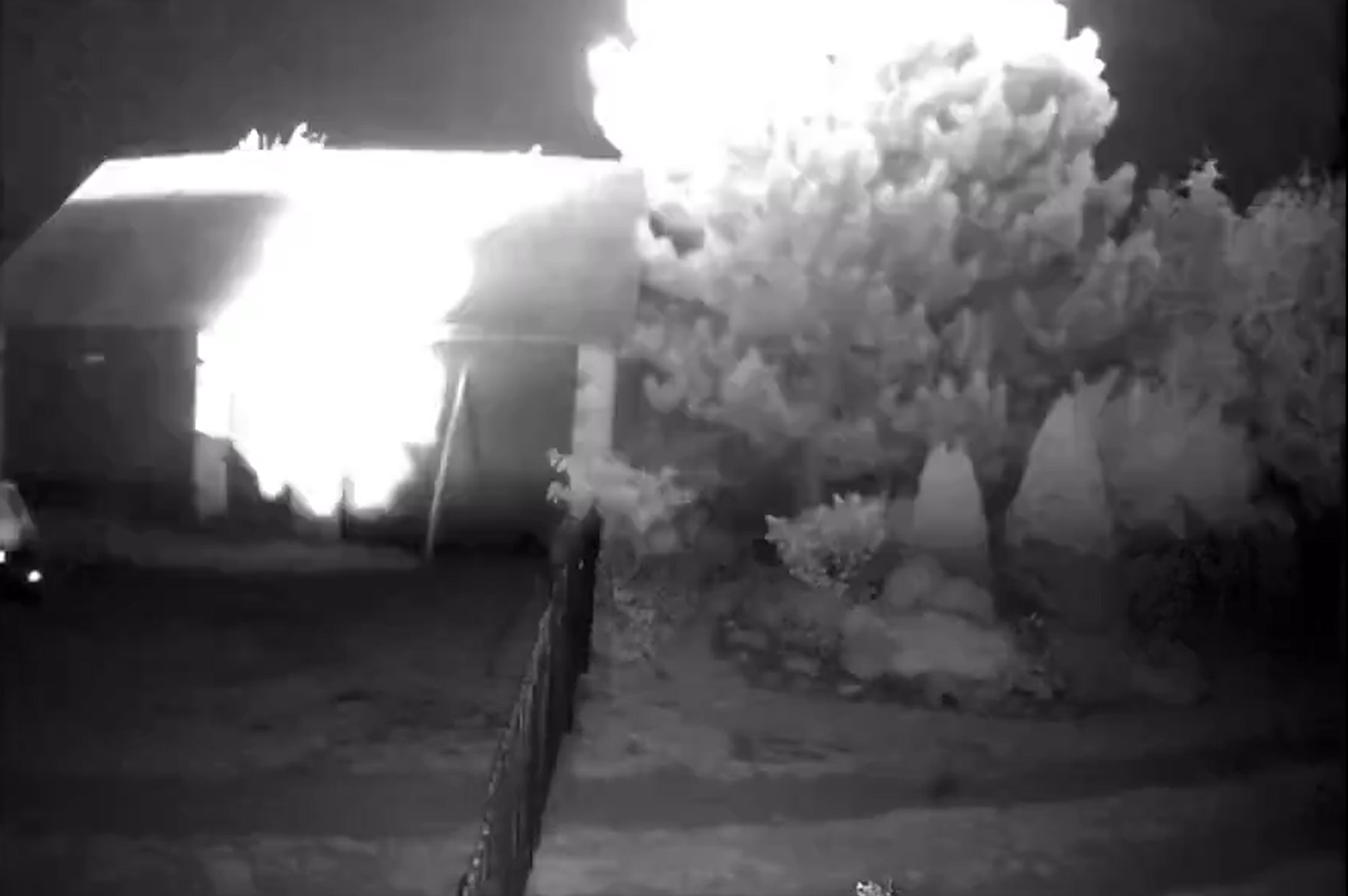 Erst ein Lichtblitz, dann ein Knall. Eine Drohne schlägt in einem Feld in Ostpolen ein und explodiert.