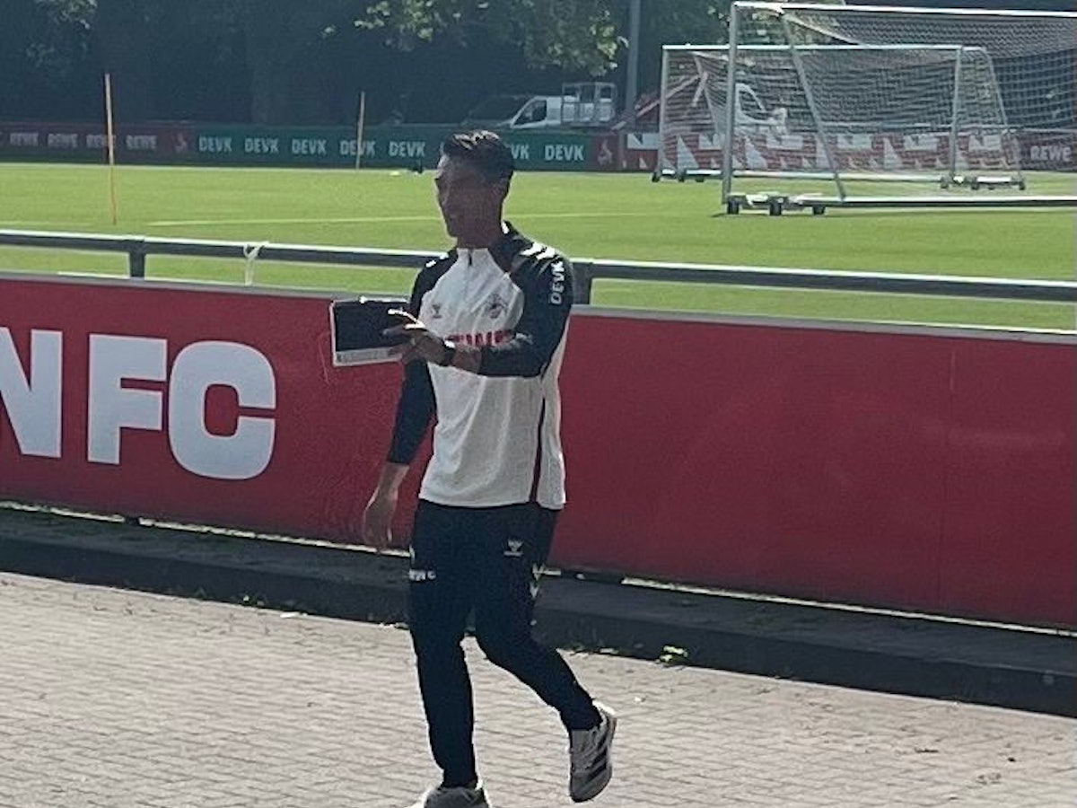 Tomoaki Makino hospitiert am 20. August 2025 am Geißbockheim.